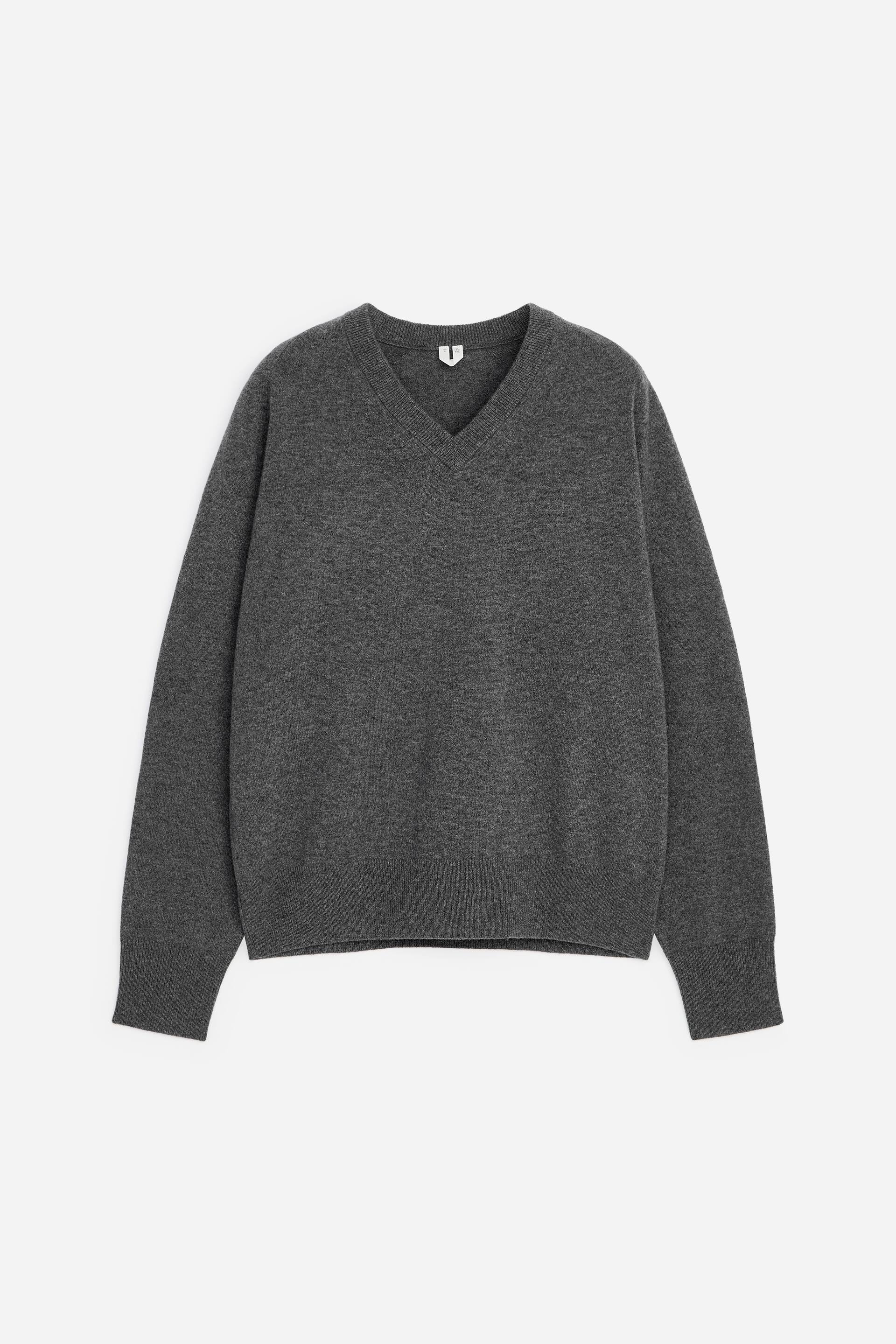 Agrandir l'image: Un pull à col en V tricoté gris foncé est présenté de face, avec des manches longues dotées de poignets côtelés et un ourlet côtelé.