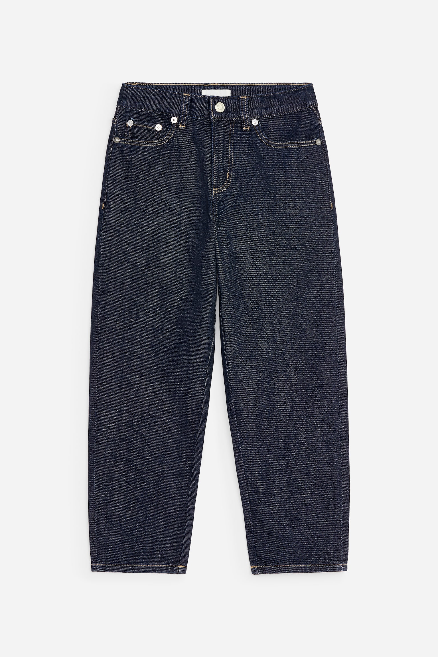 Ett par jeans i mÃ¶rk tvÃ¤tt visas framifrÃ¥n och har en regular fit-silhuett med raka ben och en klassisk design med fem fickor. Jeansen har kontrasterande orangea stickningar, metallnitar och en knappstÃ¤ngning i linningen.
