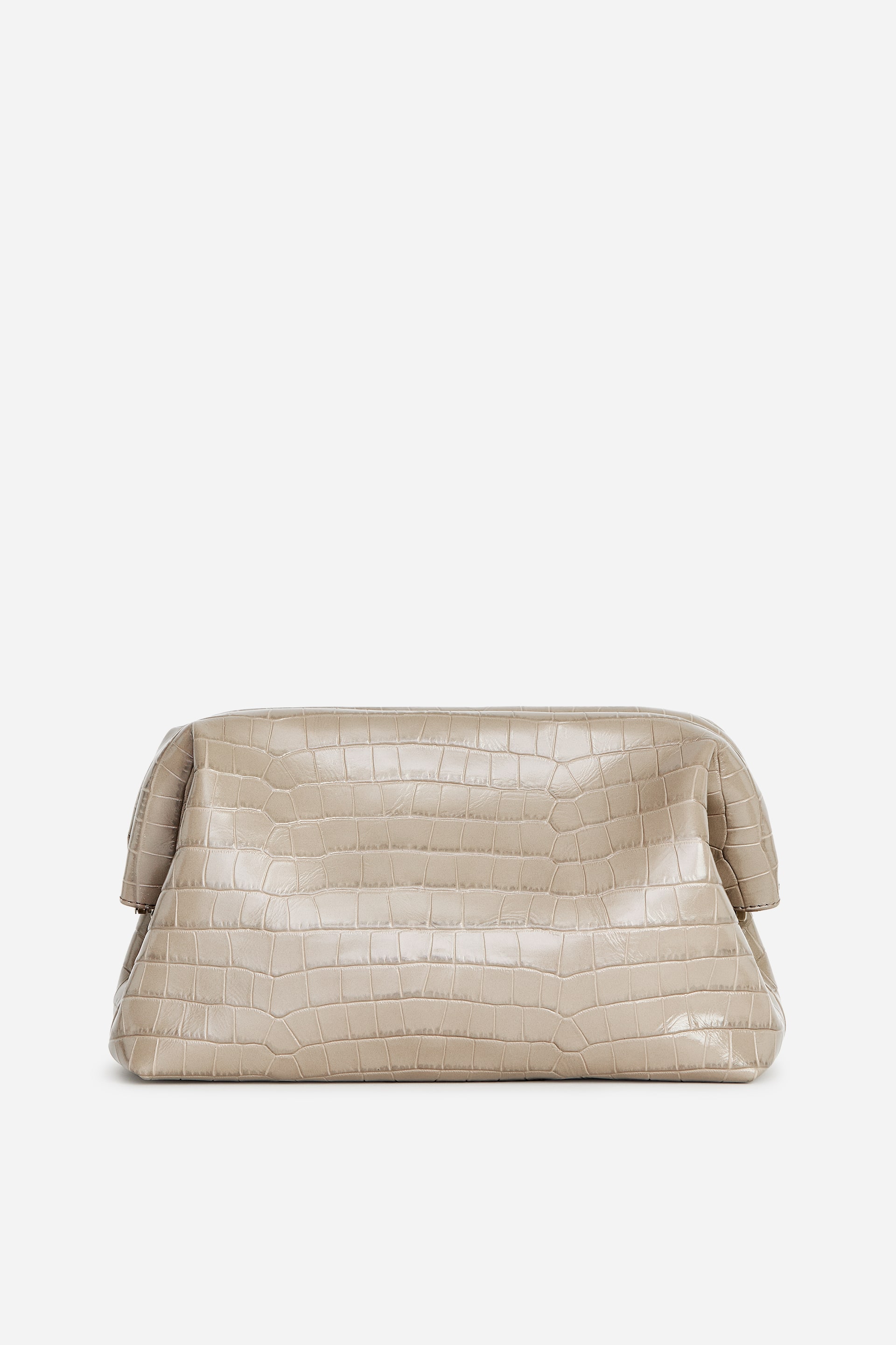 Ver imagem maior: Uma clutch bege claro apresenta a sua vista frontal, com um padrão de crocodilo em relevo brilhante. A sua estrutura suave e volumosa é franzida nas laterais, formando um topo arredondado.