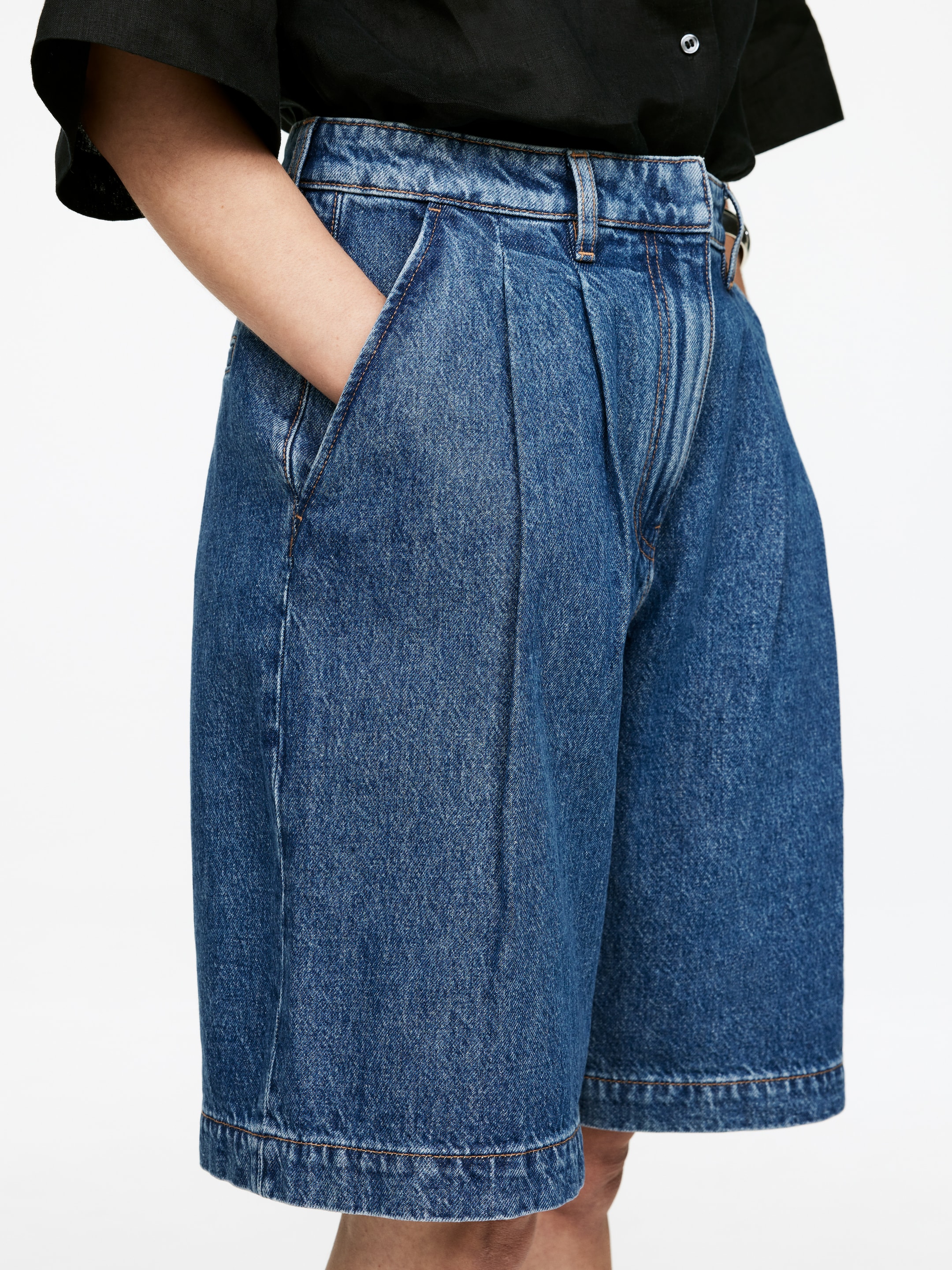 Zobraziť väčší obrázok: Džínsové šortky so záhybmi - Stredne modrá - ŽENY | H&M SK 2