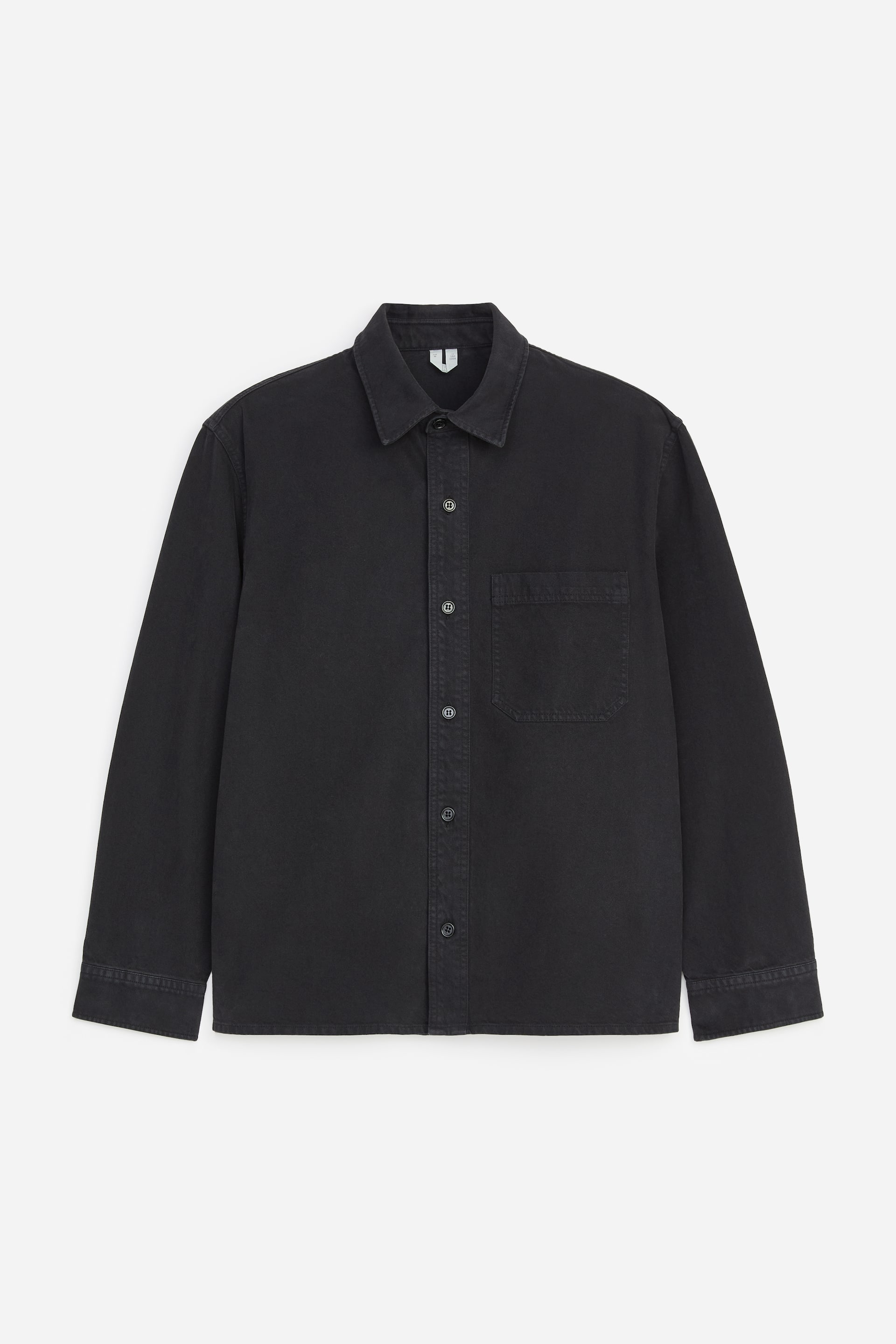 Größeres Bild ansehen: Das Twill-Overshirt ist frontal ausgerichtet und zeigt sich in dunklem Grau mit klassischem Kentkragen und durchgehender Knopfleiste vorne. Es verfügt über eine aufgesetzte Brusttasche auf der linken Brustseite, lange Ärmel mit abgesteppten Manschetten und einen geraden Saum.