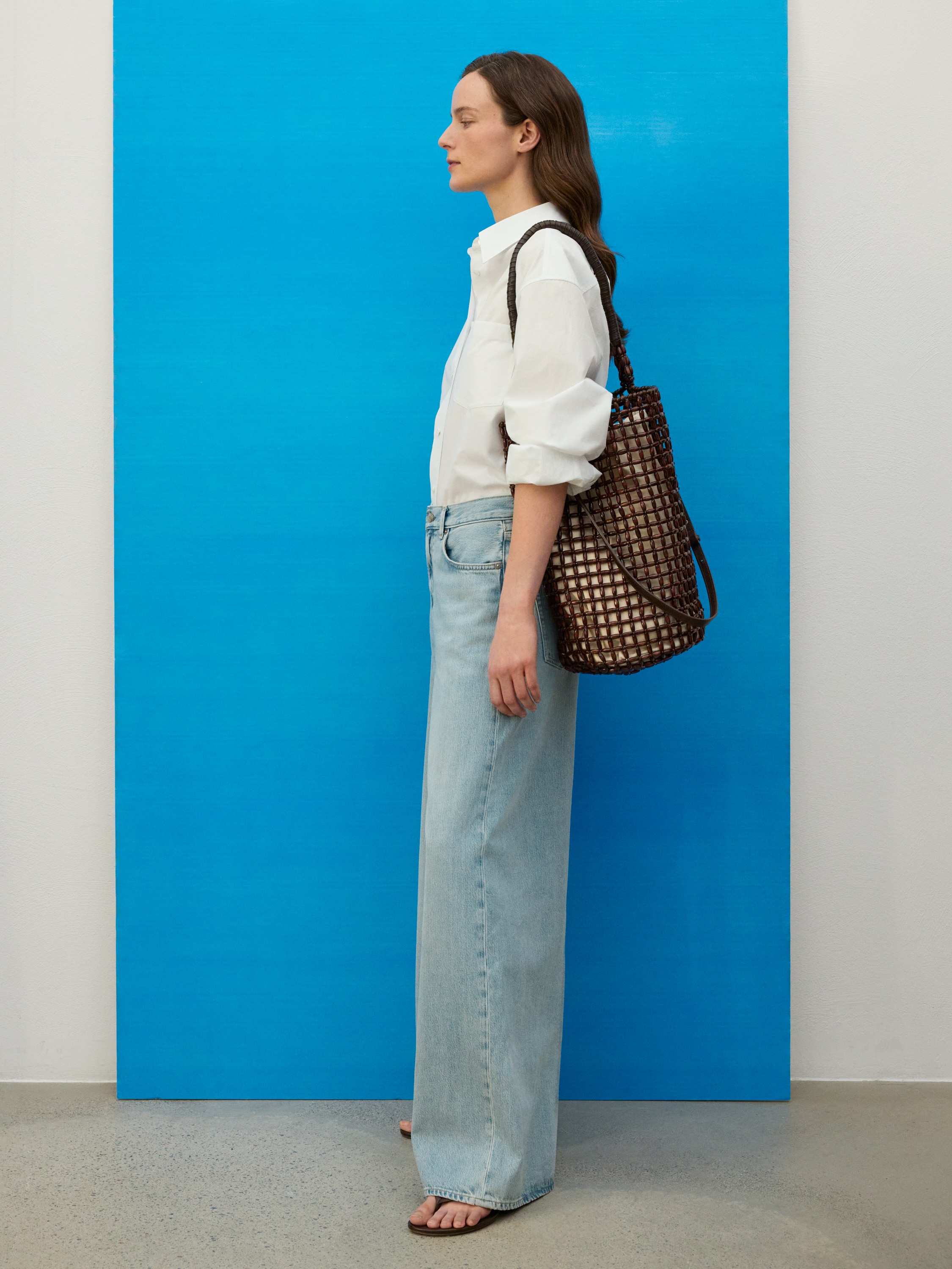 "Τα CEDAR Oversized Wide Jeans εμφανίζονται από μπροστά σε ανοιχτό μπλε πλύση, αναδεικνύοντας μια χαλαρή, ευρύχωρη γραμμή. Τα τζιν διαθέτουν κλείσιμο με κουμπί και φερμουάρ, με μπροστινές και τσέπες για κέρματα."