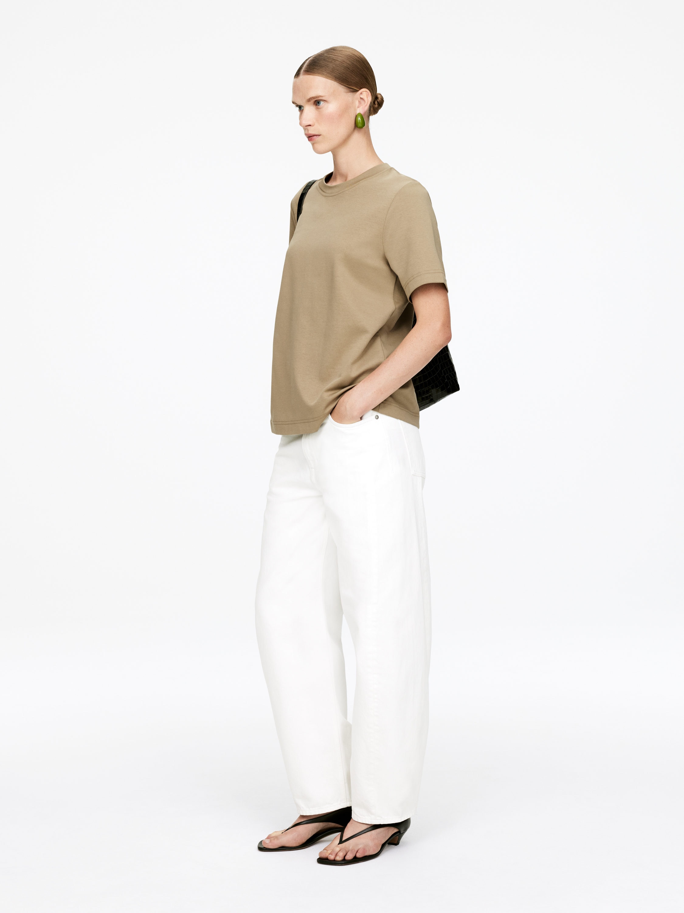 PEARL Heavyweight T-Shirt - Taupe - Regular fit - Women - StillMedia/Lookbook - 10