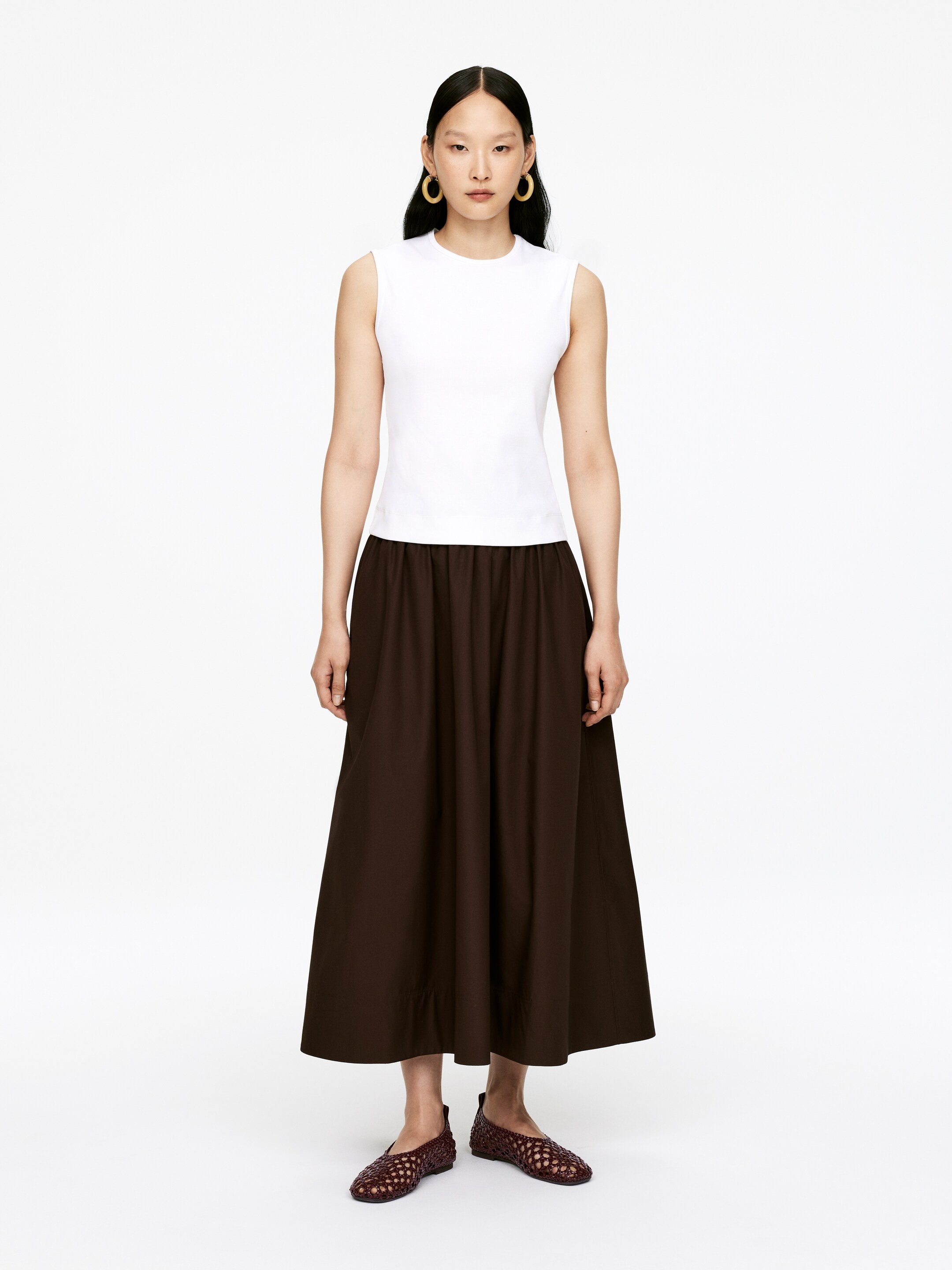 Visa större bild: Ballerinaskor i vävt lackläder - Mörkröd - DAM | H&M FI 2