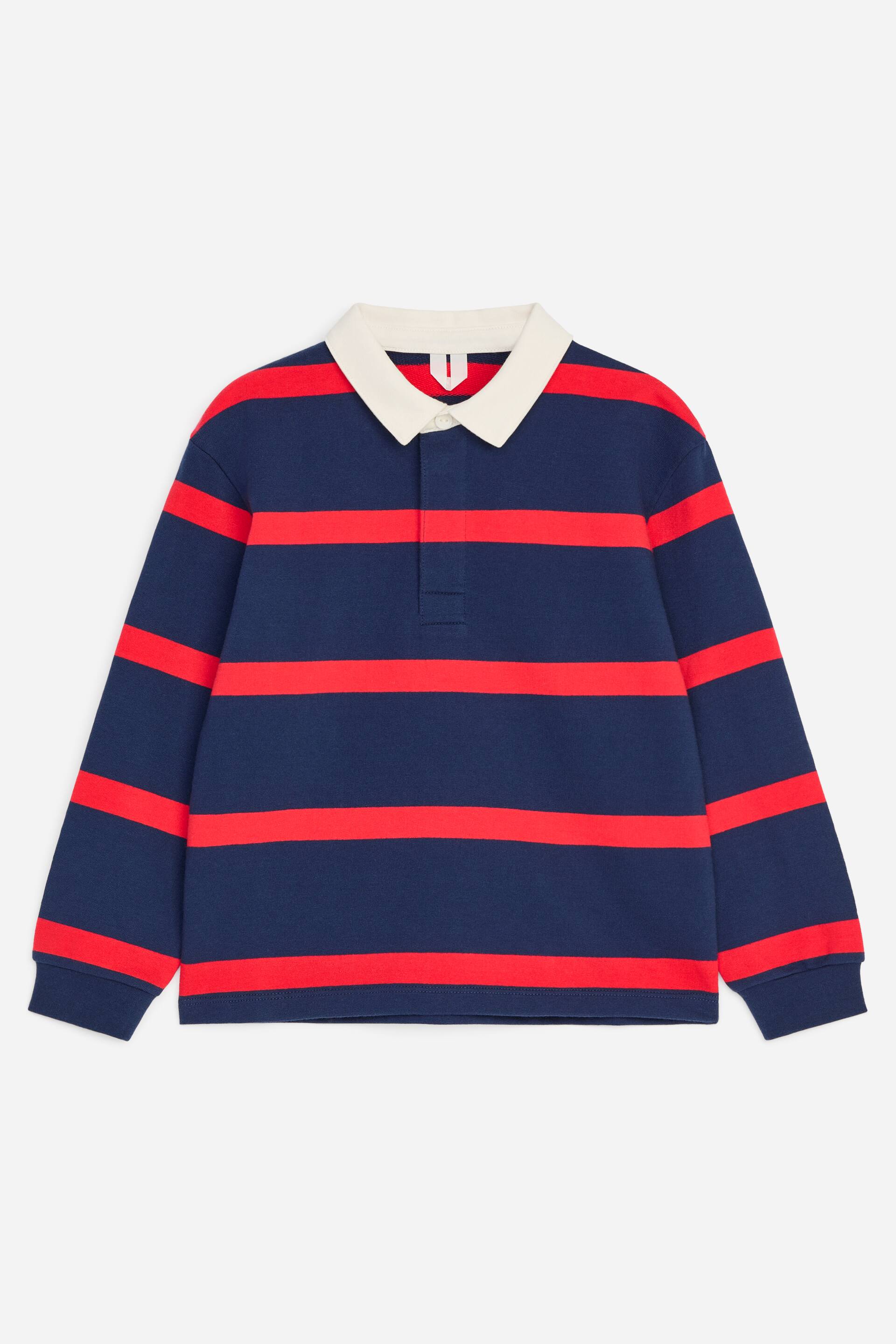 Grotere afbeelding bekijken: Een rugbyshirt met lange mouwen is van voren weergegeven en heeft afwisselende horizontale strepen in marineblauw en rood. Het shirt is voorzien van een contrasterende witte kraag, een verborgen halfknoopsluiting en geribde manchetten.