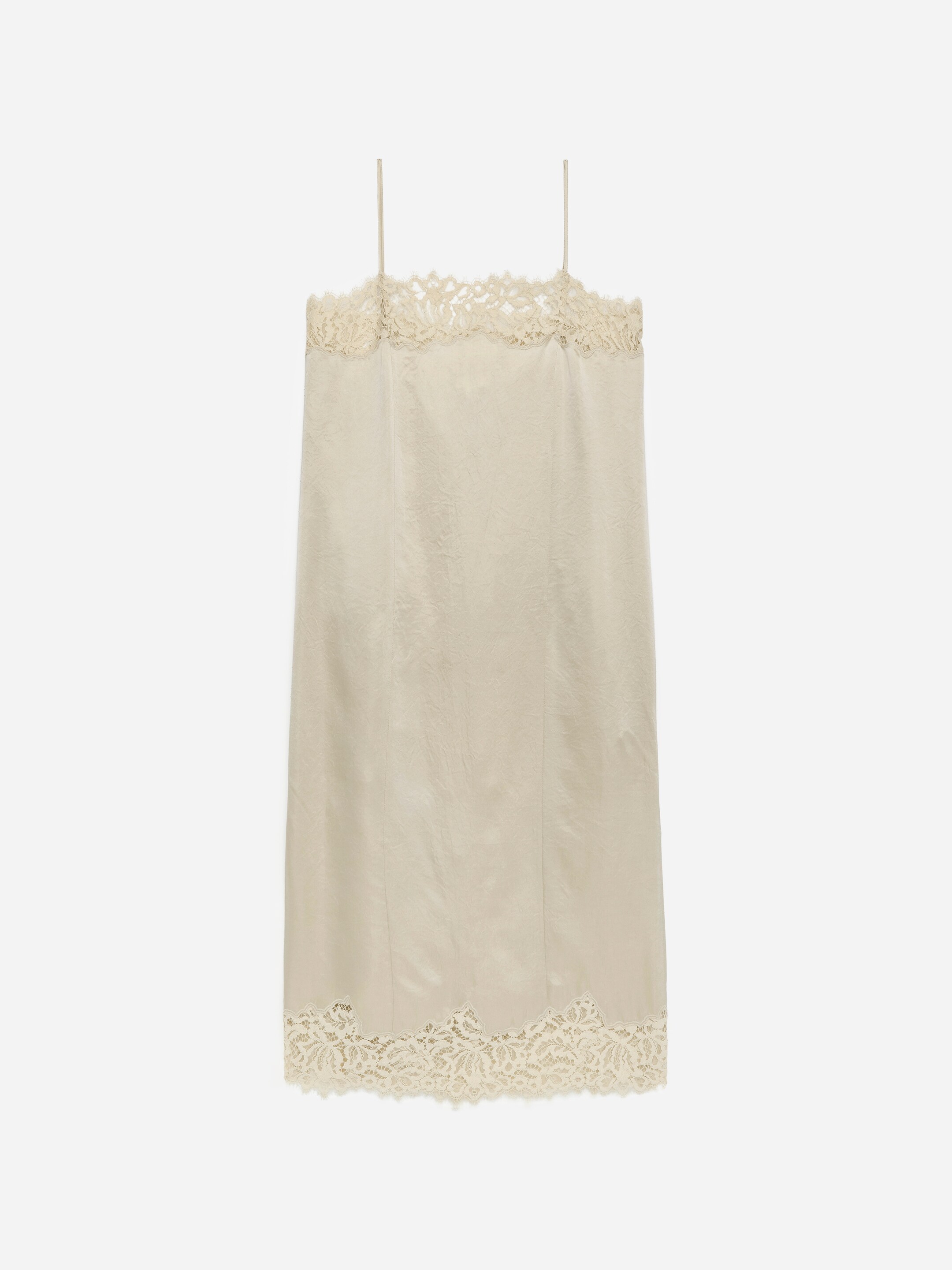 Agrandir l'image: Une robe nuisette beige clair est présentée de FACE, avec de fines bretelles spaghetti et une large bordure de dentelle complexe le long du bord supérieur et de l'ourlet du bas. La robe présente une texture légèrement froissée sur son tissu.