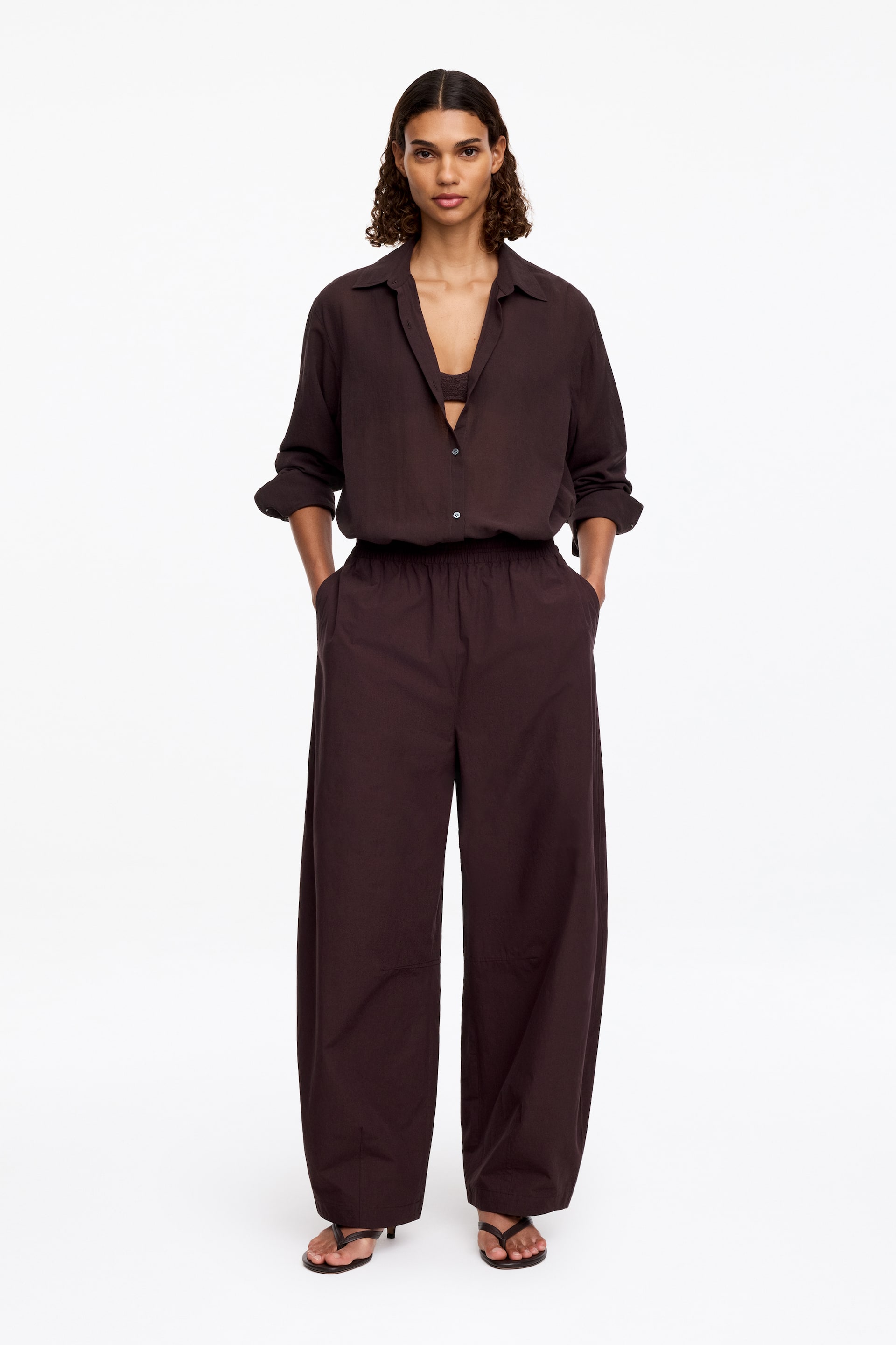 Se større billede: Bomuldsbukser med tøndeformede ben - Mørkebrun - DAME | H&M DK 1
