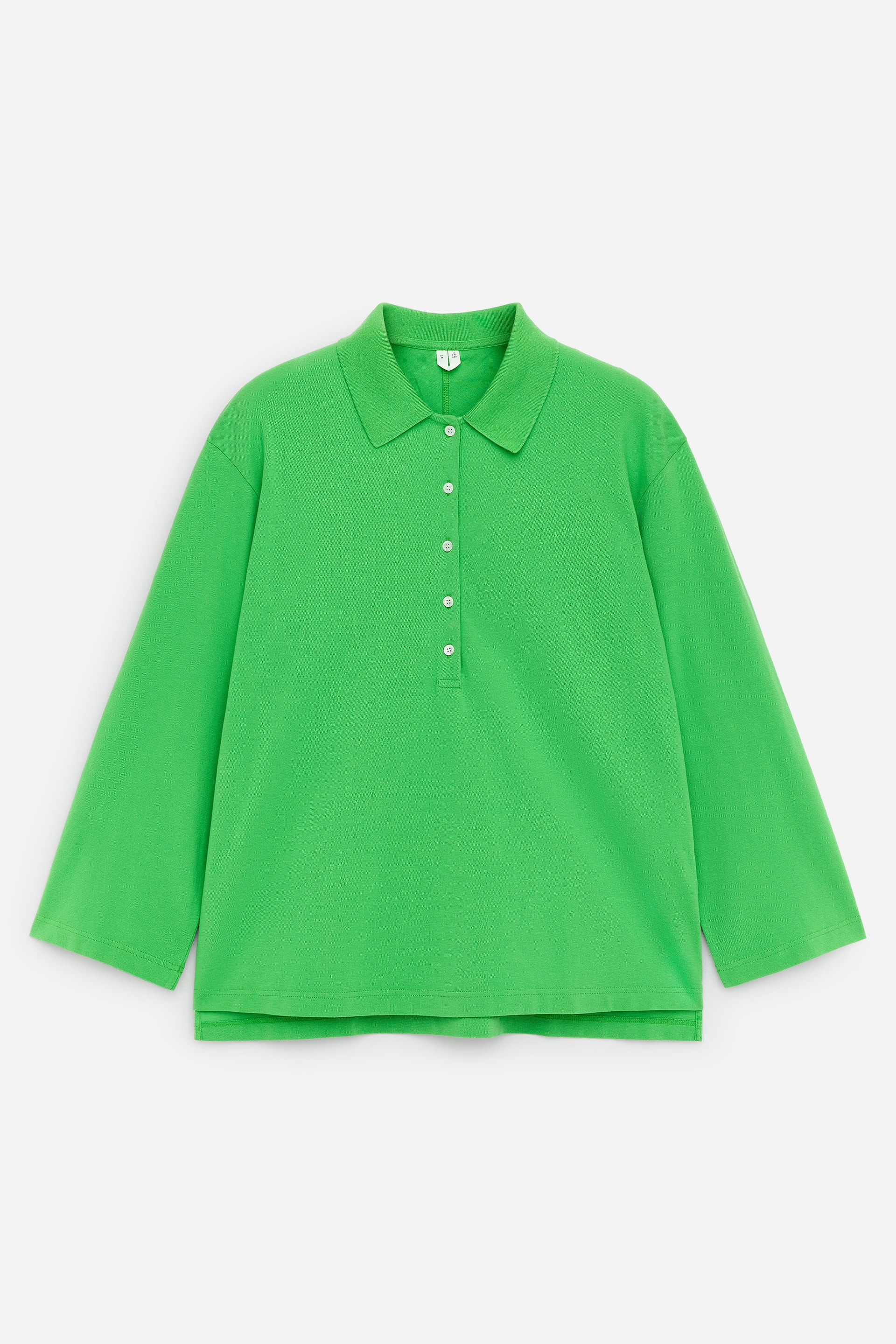 Visualizza immagine più grande: Una polo in piqué verde viene presentata frontalmente, con colletto aperto, abbottonatura a cinque bottoni bianchi e maniche lunghe.