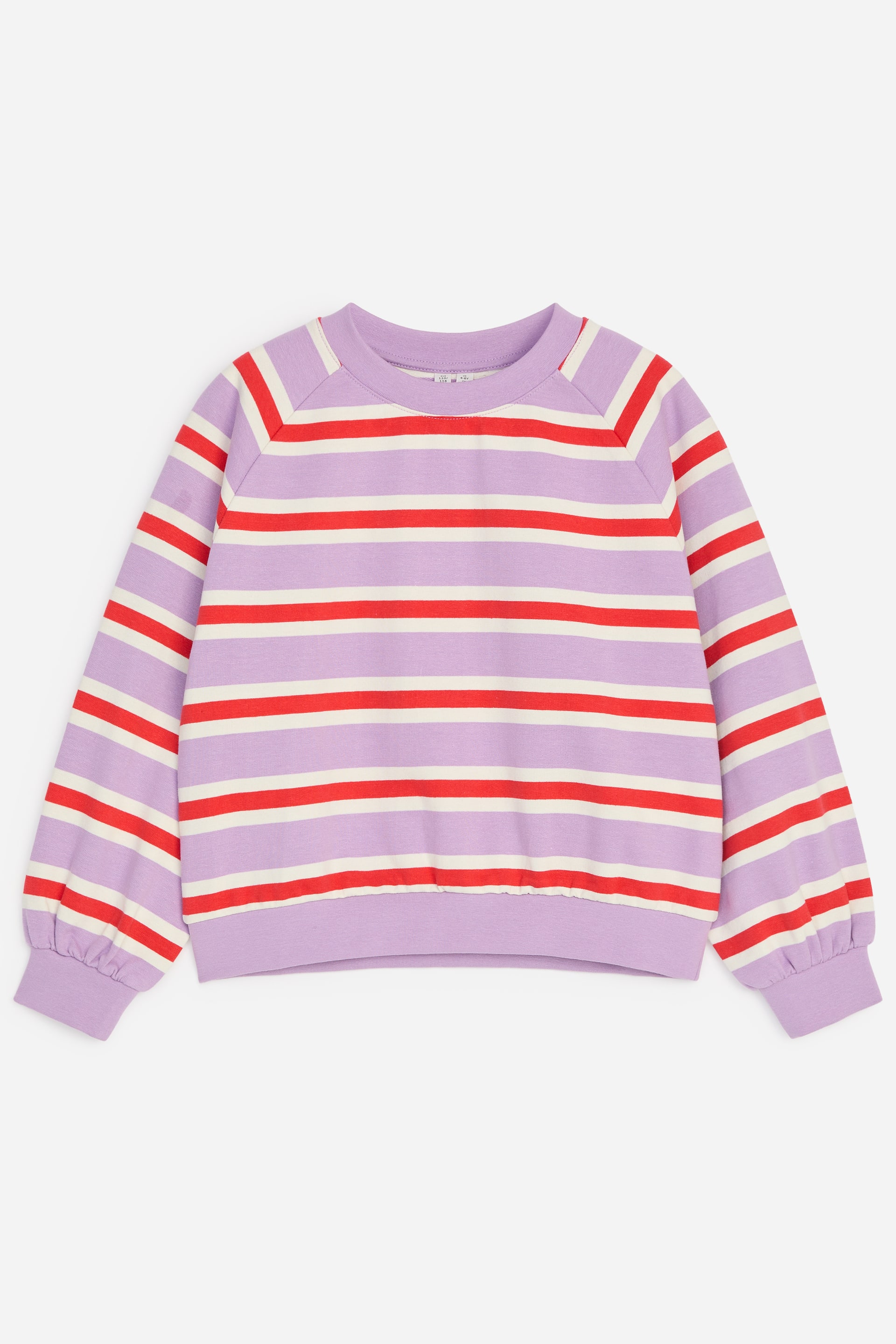 Näytä suurempi kuva: Laatikkomainen, hieman oversized-pusero on aseteltu tasaisesti etukuvaan. Siinä on vaakaraitoja laventelin, punaisen ja kerman sävyissä. Mallissa korostuvat raglan-hihat, ribattu pyöreä pääntie sekä ribatut resorit helmassa ja hihansuissa.