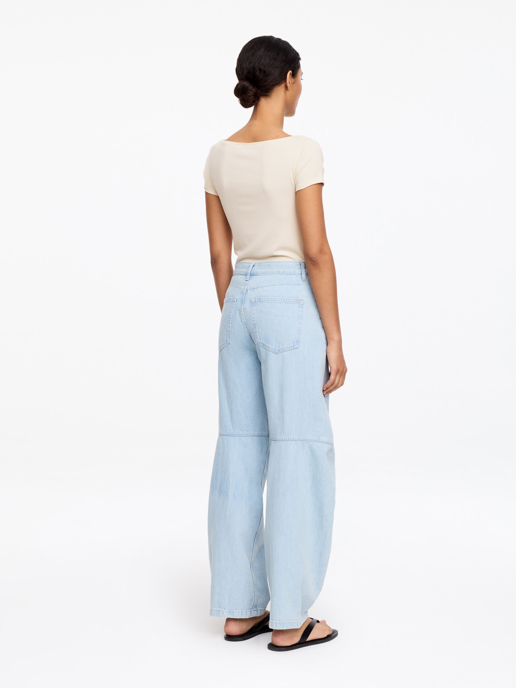 T-shirt z dekoltem w łódkę - Złamana biel - Wąski fason - Women - StillMedia/Lookbook - 2