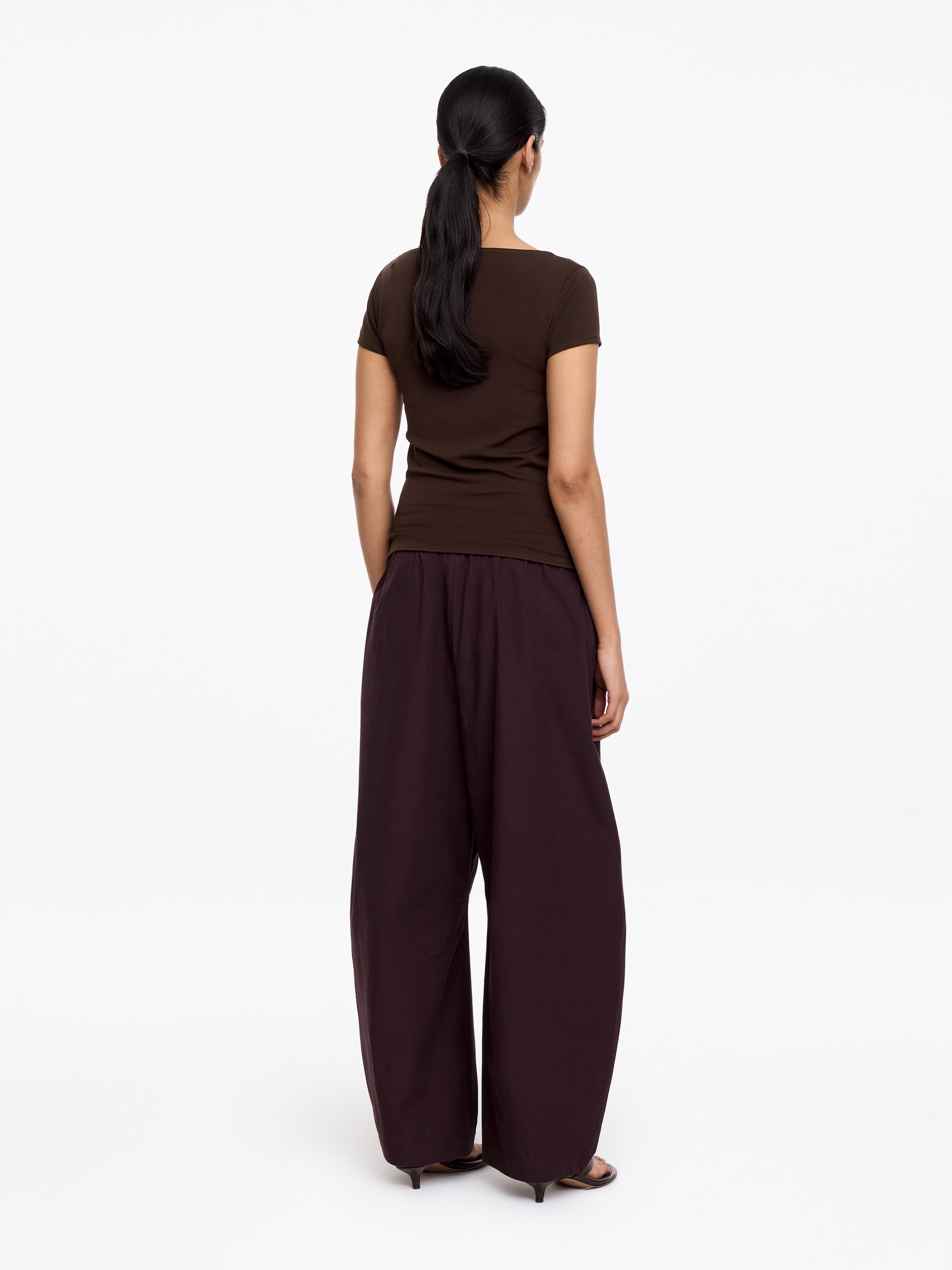 Stretch-T-Shirt mit U-Boot-Ausschnitt - Dunkelbraun - Slim Fit - Damen - StillMedia/Lookbook - 4