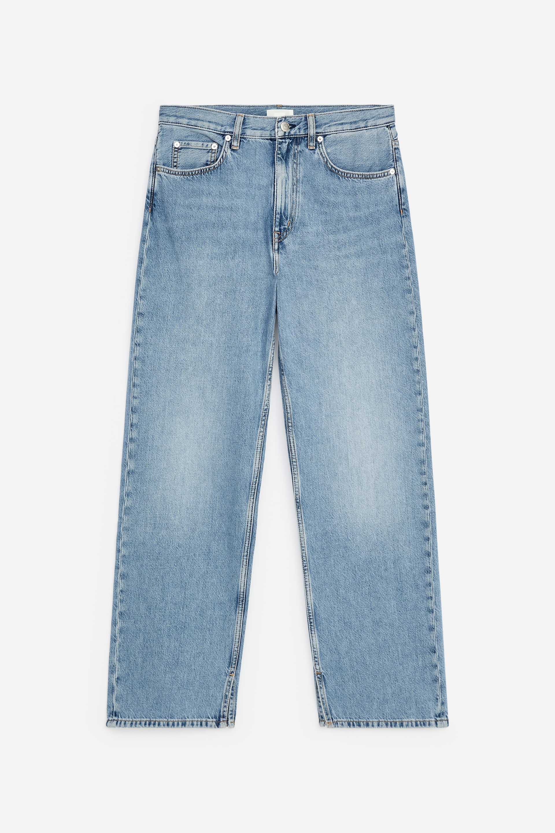 Visualizza l'immagine ingrandita: Questi jeans azzurri a lavaggio chiaro sono visti frontalmente e presentano una silhouette a gamba dritta e il classico design a cinque tasche. I jeans sono dotati di passanti per cintura, chiusura con bottone e zip e una leggera sbiaditura lungo le cosce.