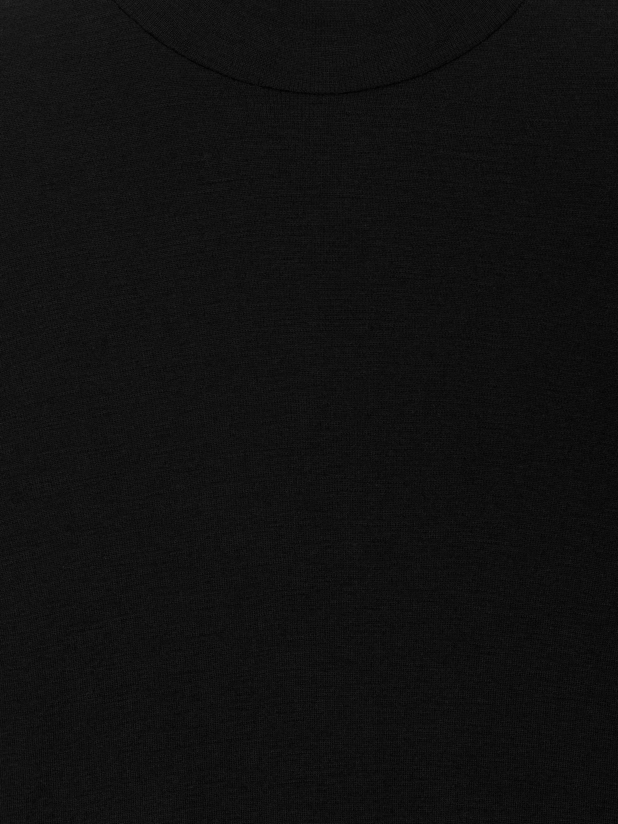 Größeres Bild anzeigen: Ein schwarzes Jersey-Oberteil wird von vorne präsentiert, mit einem sichtbaren Rollkragen.