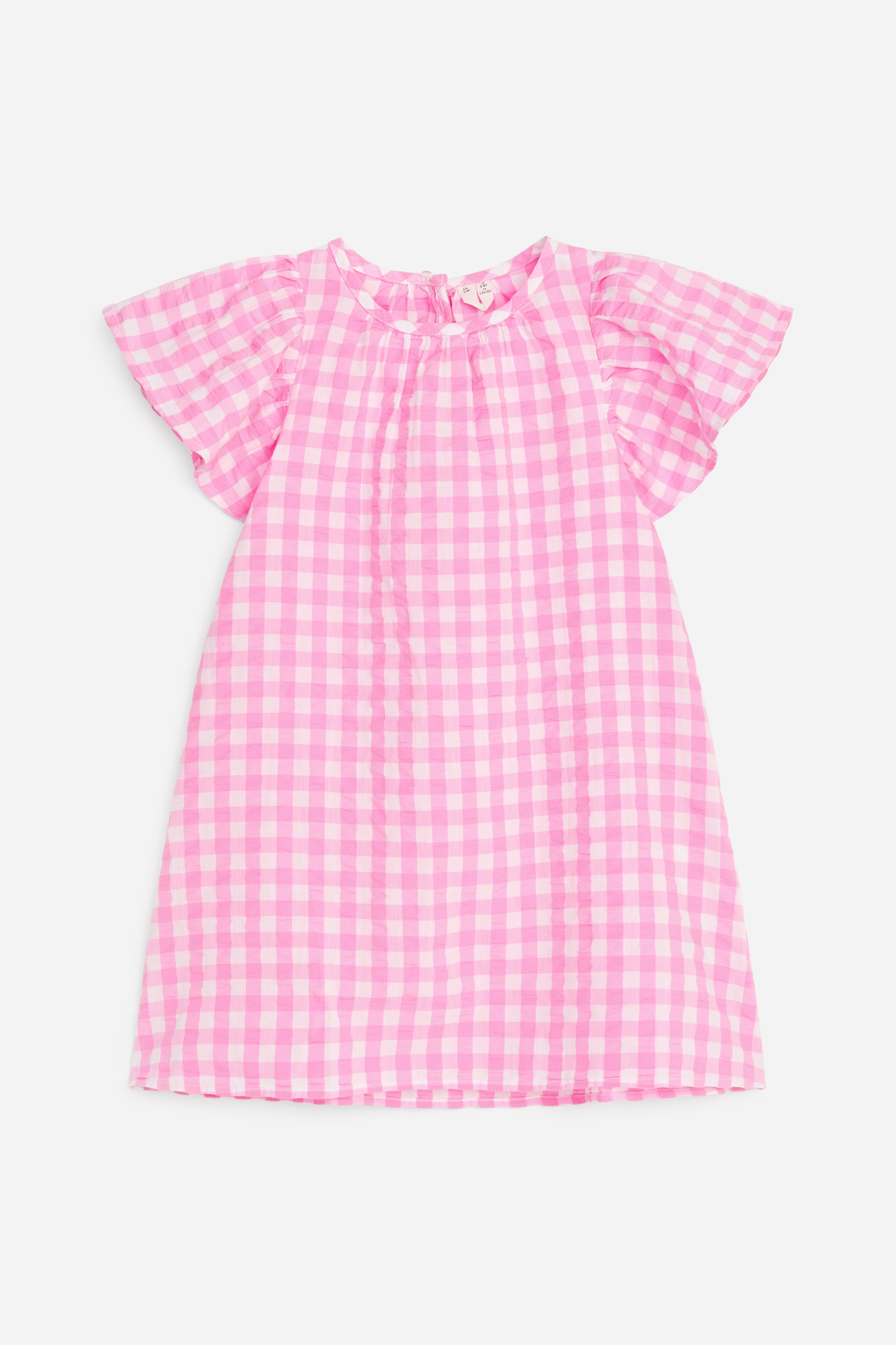 Grotere afbeelding bekijken: Een jurk wordt gepresenteerd aan de voorkant, met een roze en wit gingham ruitpatroon op een frisse katoenen seersucker stof. Het is ontworpen met een vloeiende silhouet, korte vlindermouwen en een bies van schelpstof rond de halslijn.