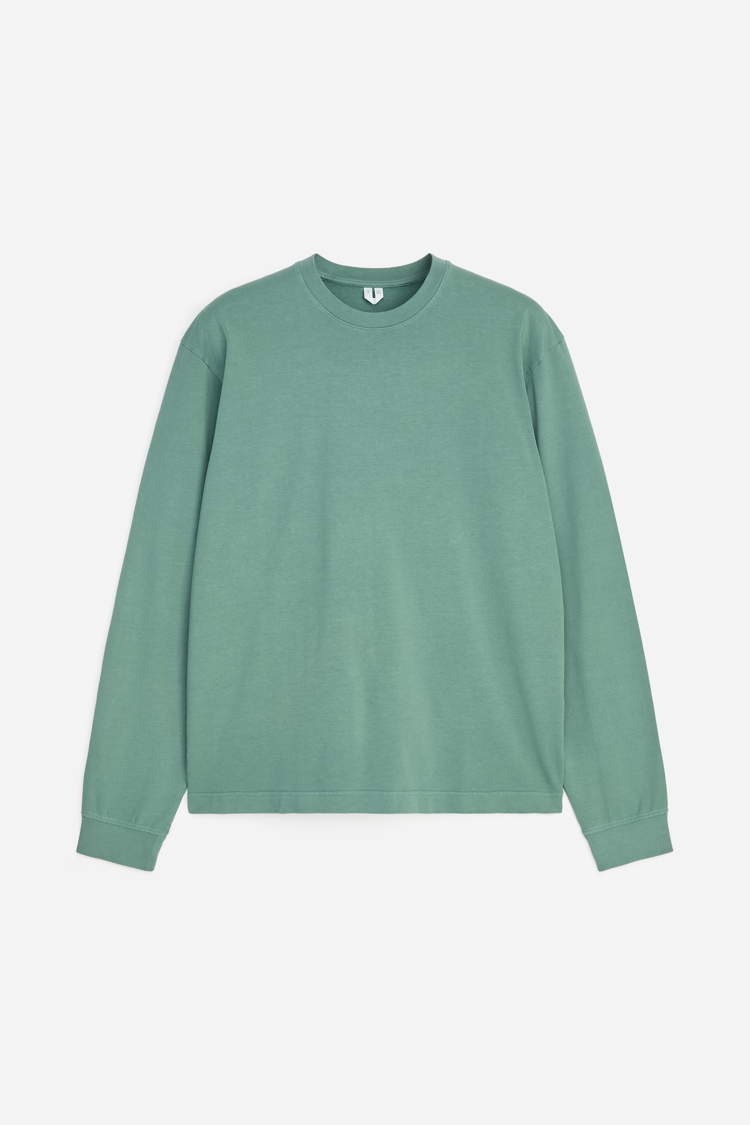 Una camiseta de manga larga, confeccionada en algodón, muestra su vista frontal en un color verde apagado. Presenta un clásico cuello redondo y puños acanalados en sus mangas largas. - 1