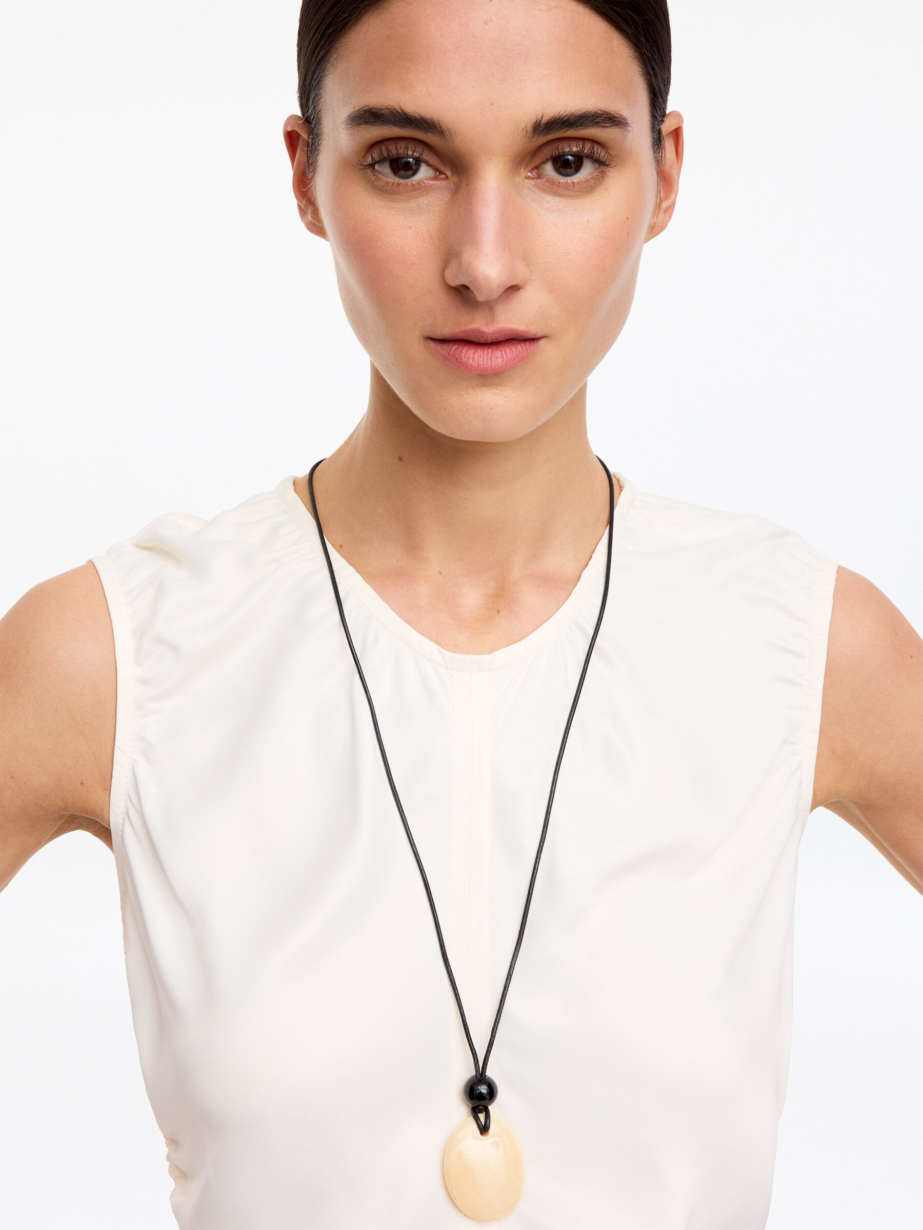 Naszyjnik z zawieszką - Czarny - Women - StillMedia/Lookbook - 3
