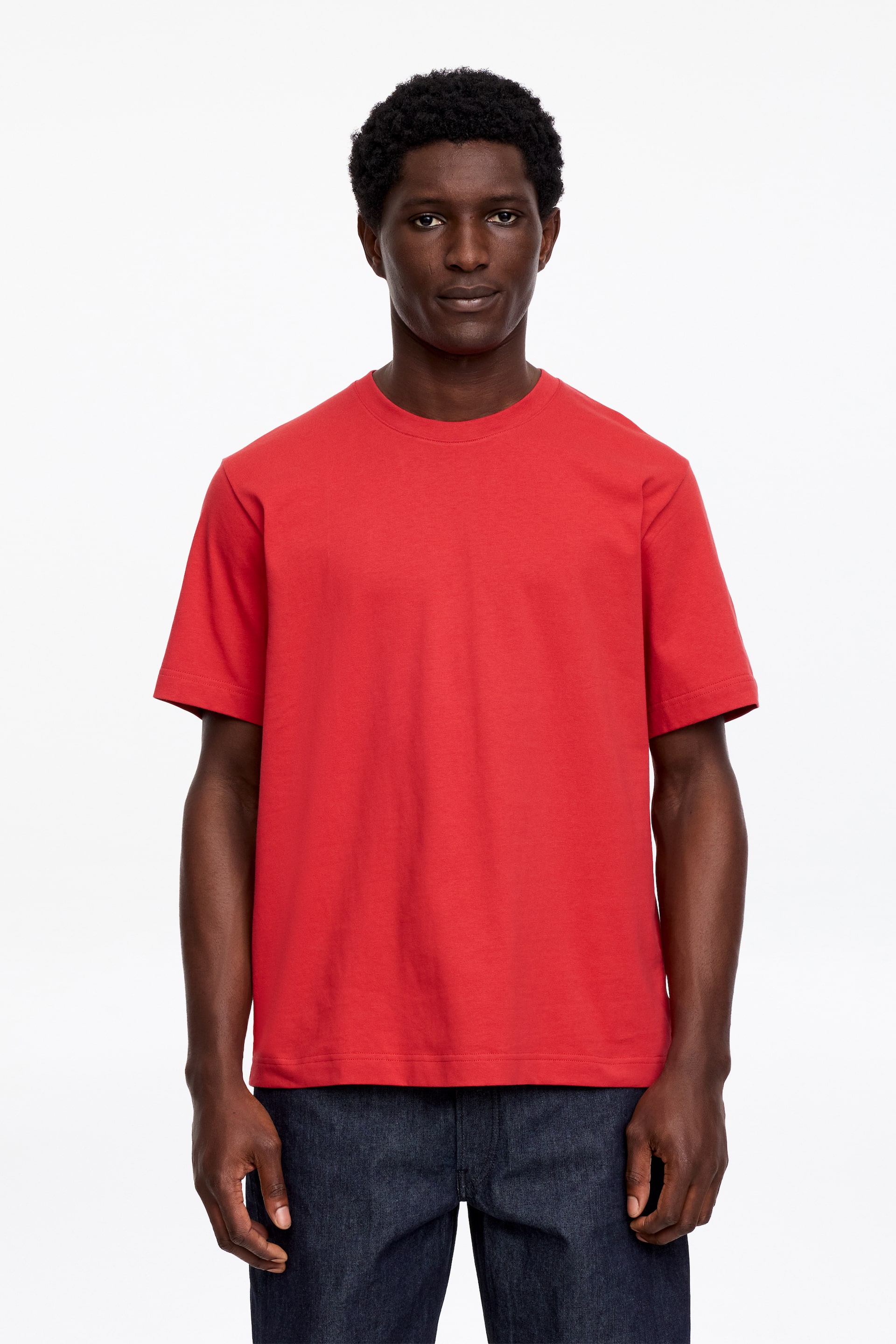 Größeres Bild anzeigen: Ein rotes T-Shirt wird präsentiert, nach vorne gerichtet. Es verfügt über einen Rundhalsausschnitt, kurze Ärmel und einen geraden Saum.