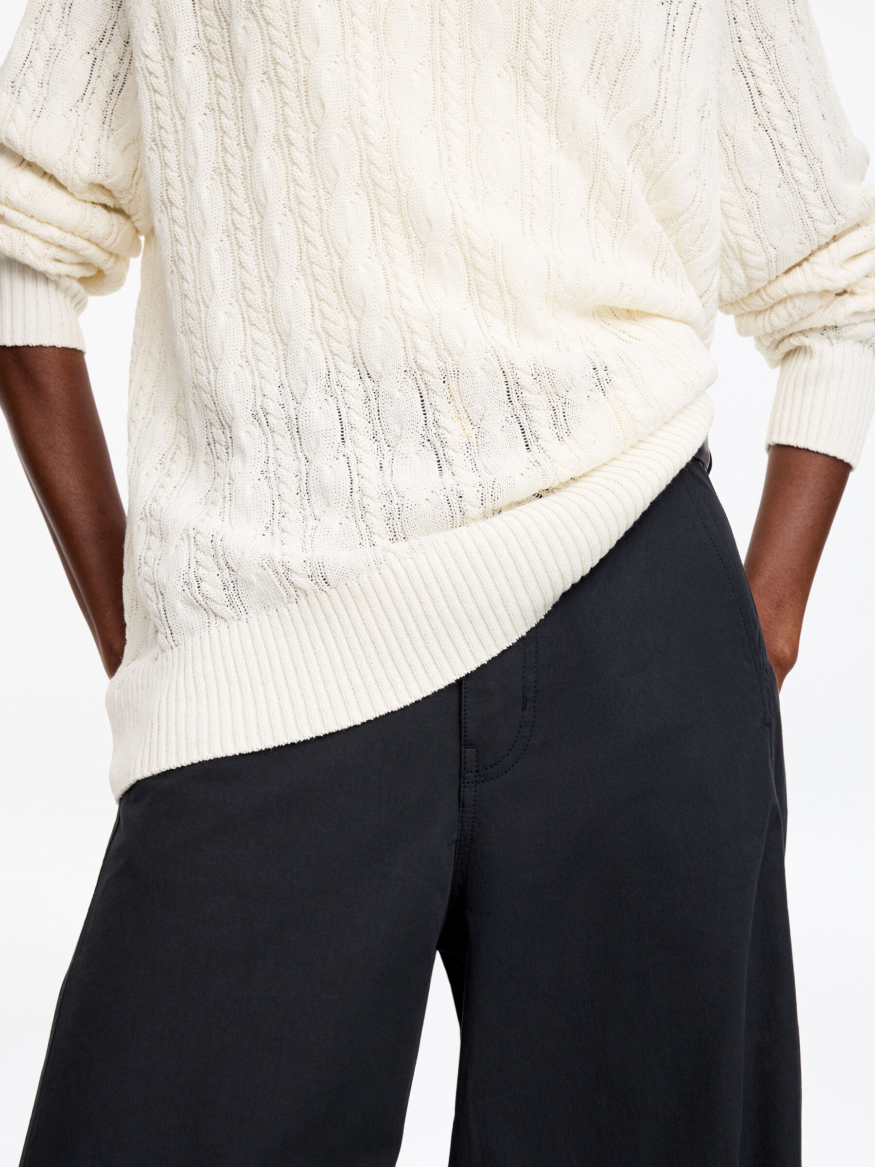 Pull à col en V en maille torsadée - Blanc cassé - Loose fit - Femme - StillMedia/Lookbook - 2