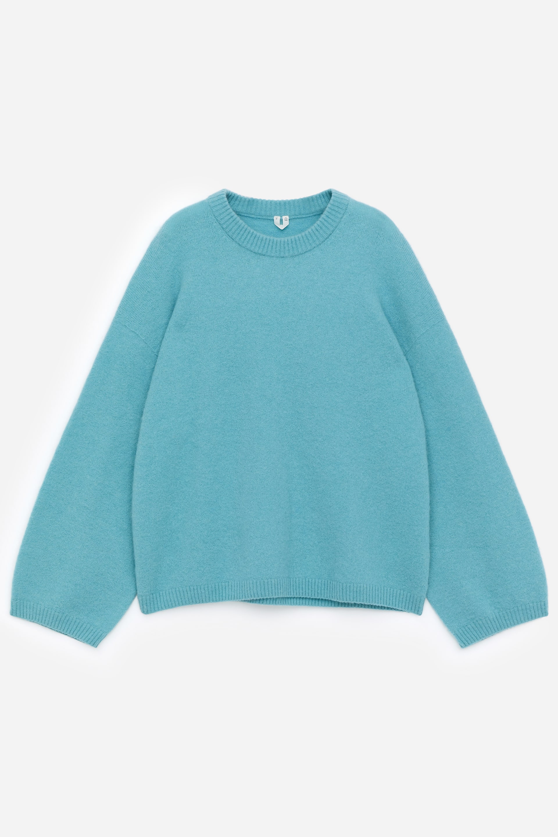 Größeres Bild anzeigen: Ein flauschiger, blaugrüner Pullover präsentiert seine VORDERSEITE, mit einem übergroßen Schnitt, weiten Ärmeln und gerippten Details am Rundhalsausschnitt, den Bündchen und dem Saum.