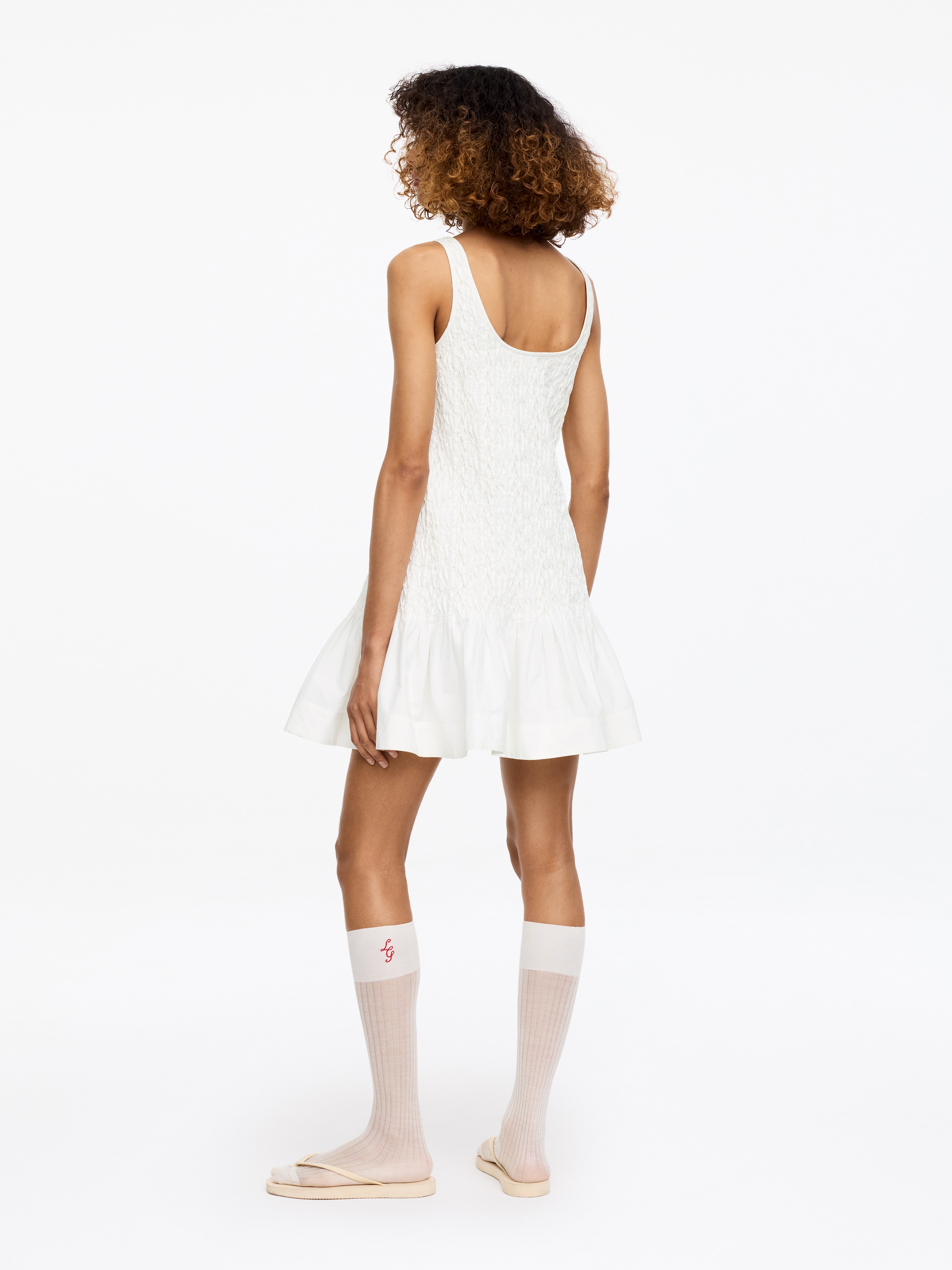 Robe plissée ARKET et Laila Gohar - Blanc cassé - Regular fit - Femme - StillMedia/Lookbook - 6