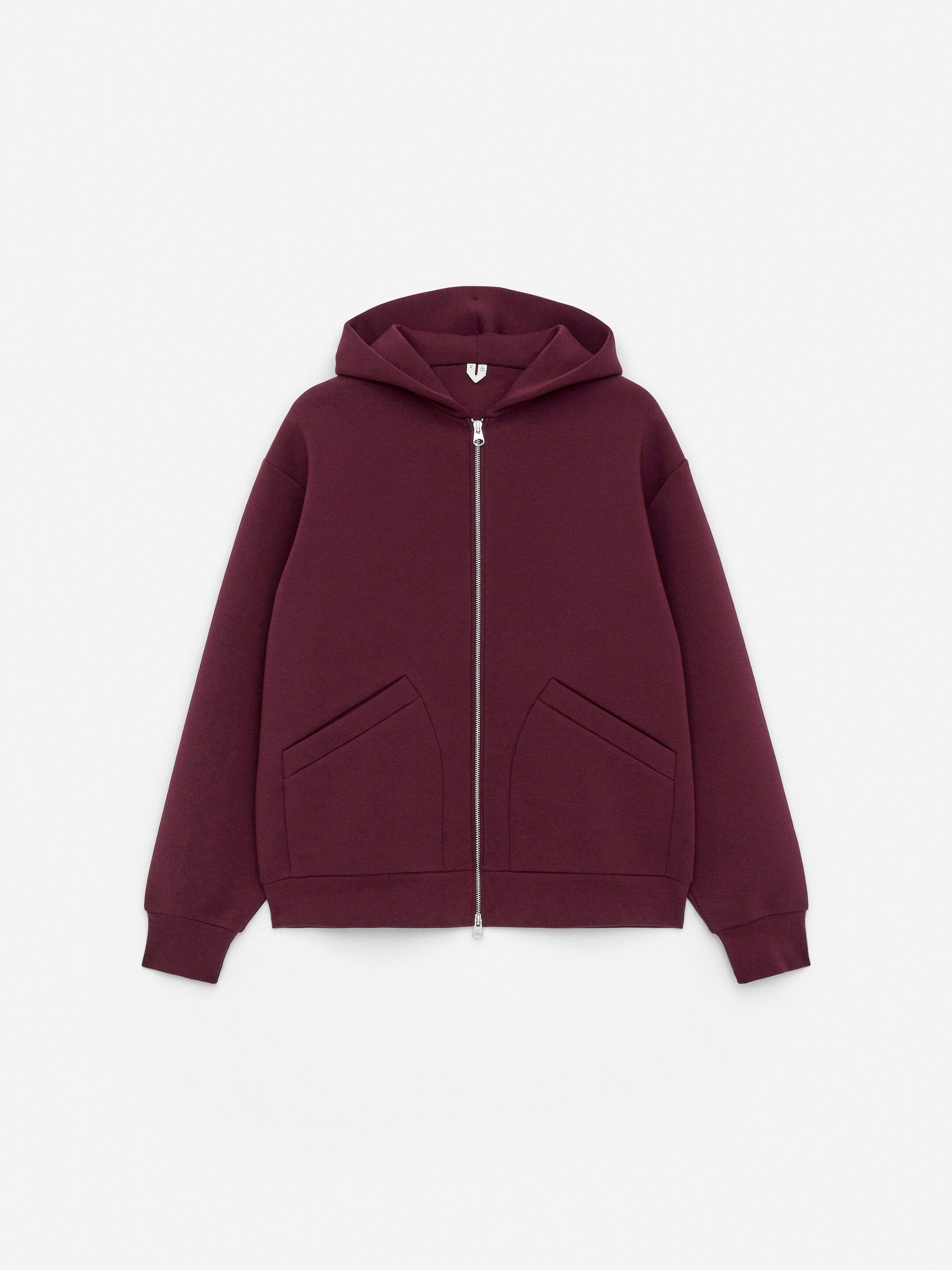 Grotere afbeelding bekijken: Een VOORAANZICHT van een donkerrode hoodie met rits toont een ontspannen pasvorm. Het heeft een ritssluiting over de volledige lengte, een capuchon van schelpmateriaal en twee schuine paspelzakken met afgeronde onderkanten. Geribde boorden en een geribde zoom maken het kledingstuk compleet.