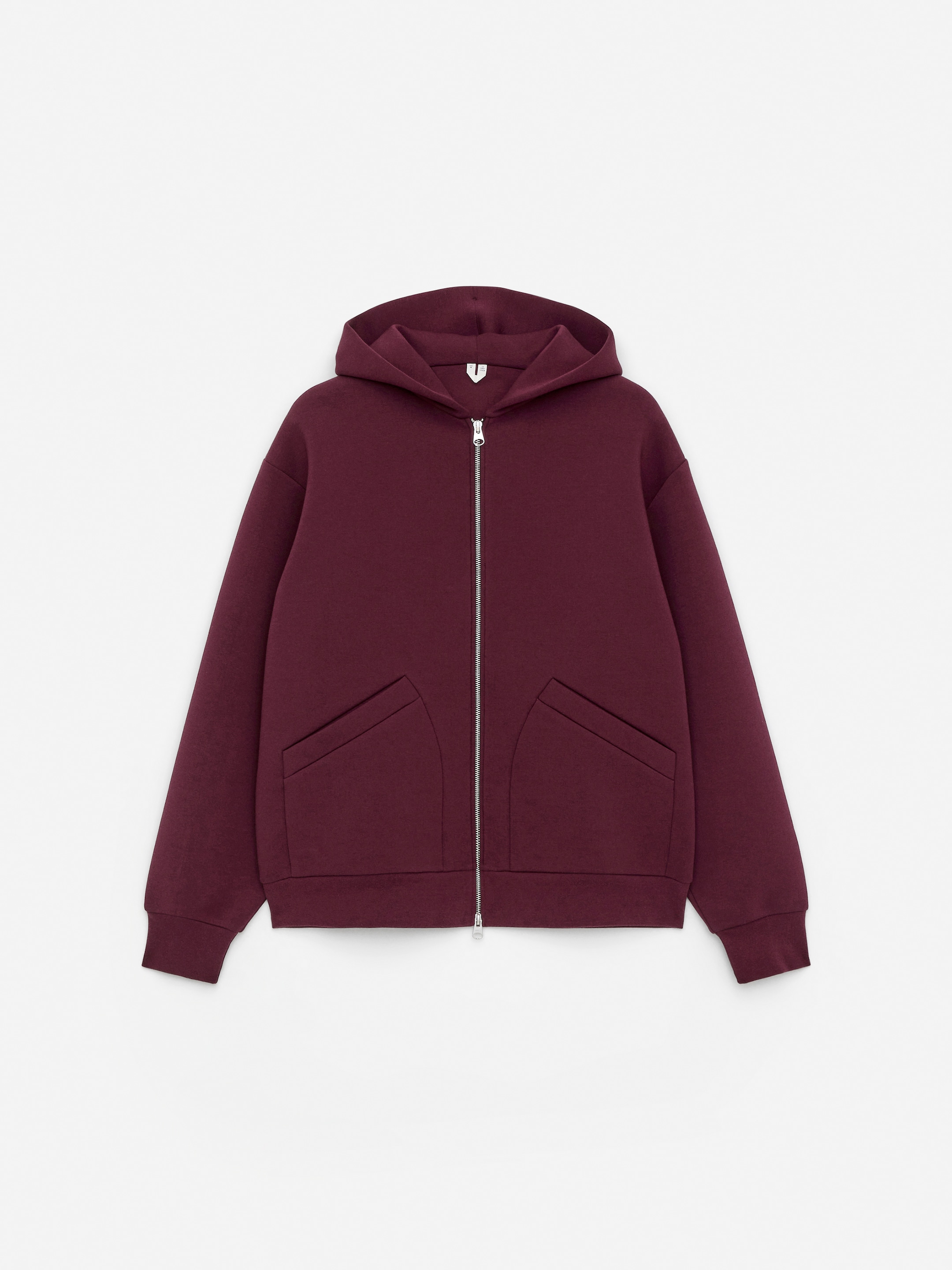 Ver imagen más grande: Una vista FRONTAL de una sudadera con capucha de color rojo oscuro con cremallera está mostrando un ajuste relajado. Está equipada con una cremallera de longitud completa, una capucha de tela exterior y dos bolsillos inclinados con ribetes y fondos redondeados. Los puños acanalados y un dobladillo acanalado completan la prenda.