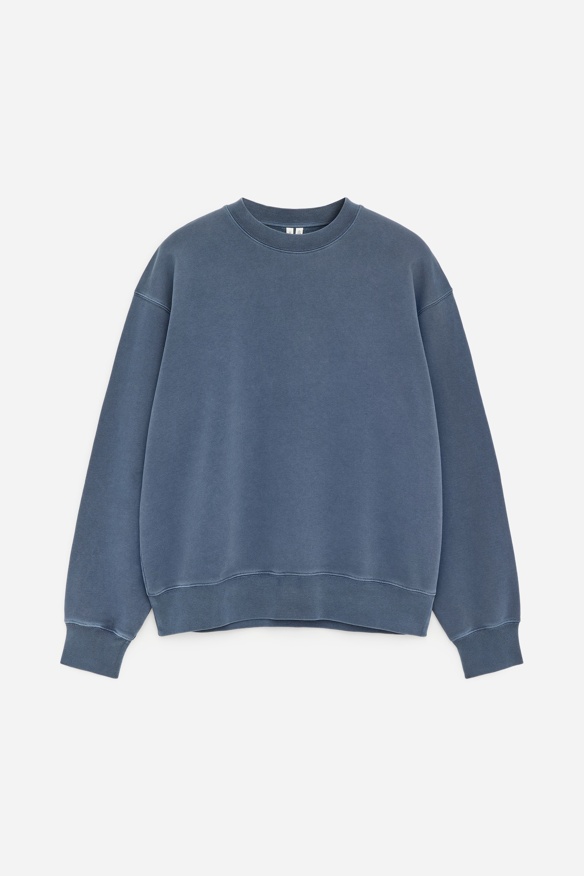 Agrandir l'image: Le devant d'un sweat-shirt bleu-gris présente une coupe décontractée avec des épaules légèrement tombantes. Il arbore un aspect délavé, teint en pièce, ainsi qu'un col rond, des poignets côtelés et un ourlet côtelé.