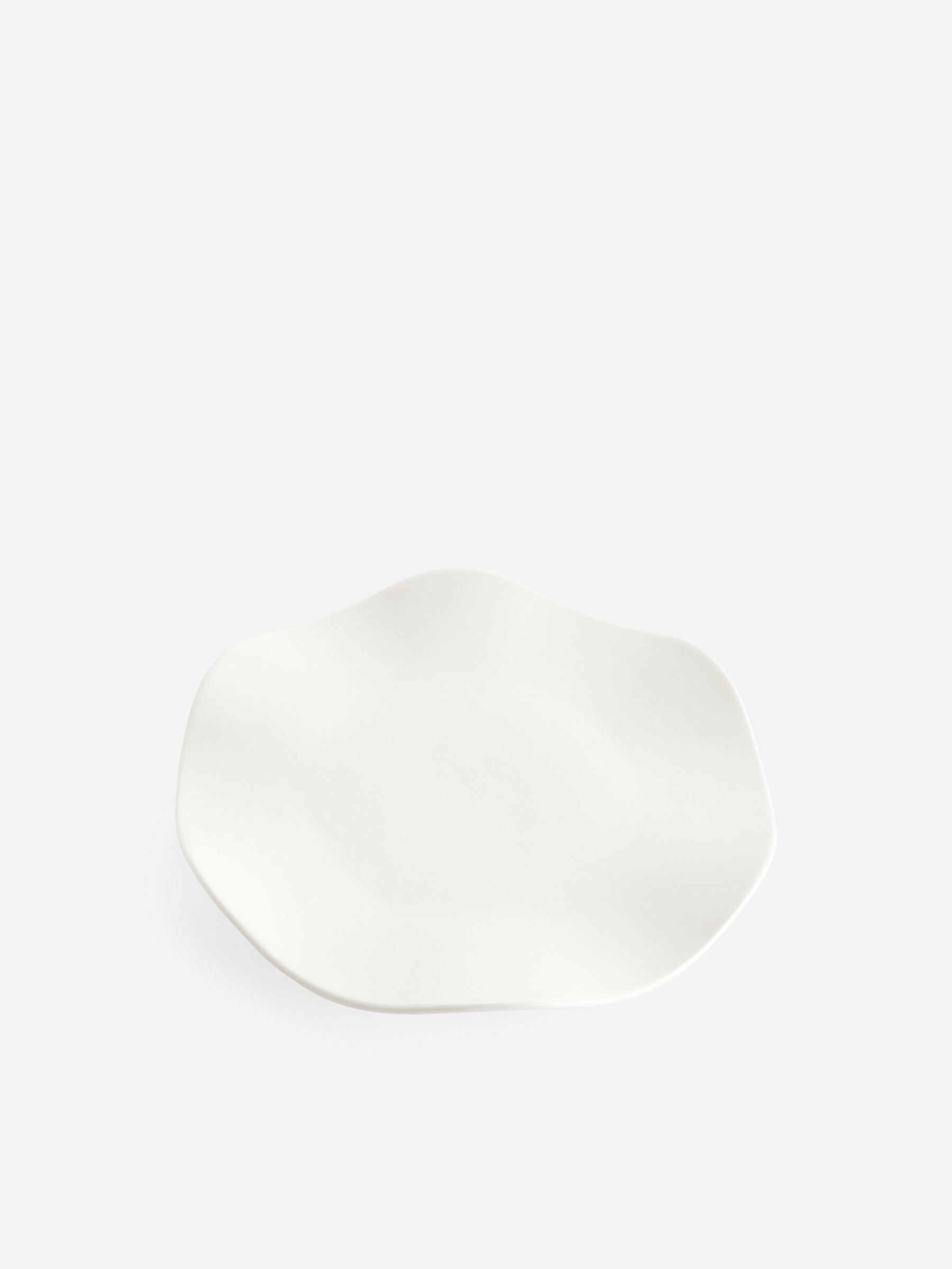 Gewellter Steingutteller, 27 cm - Weiß - Haushaltswaren - StillMedia/DescriptiveStillLife - 2