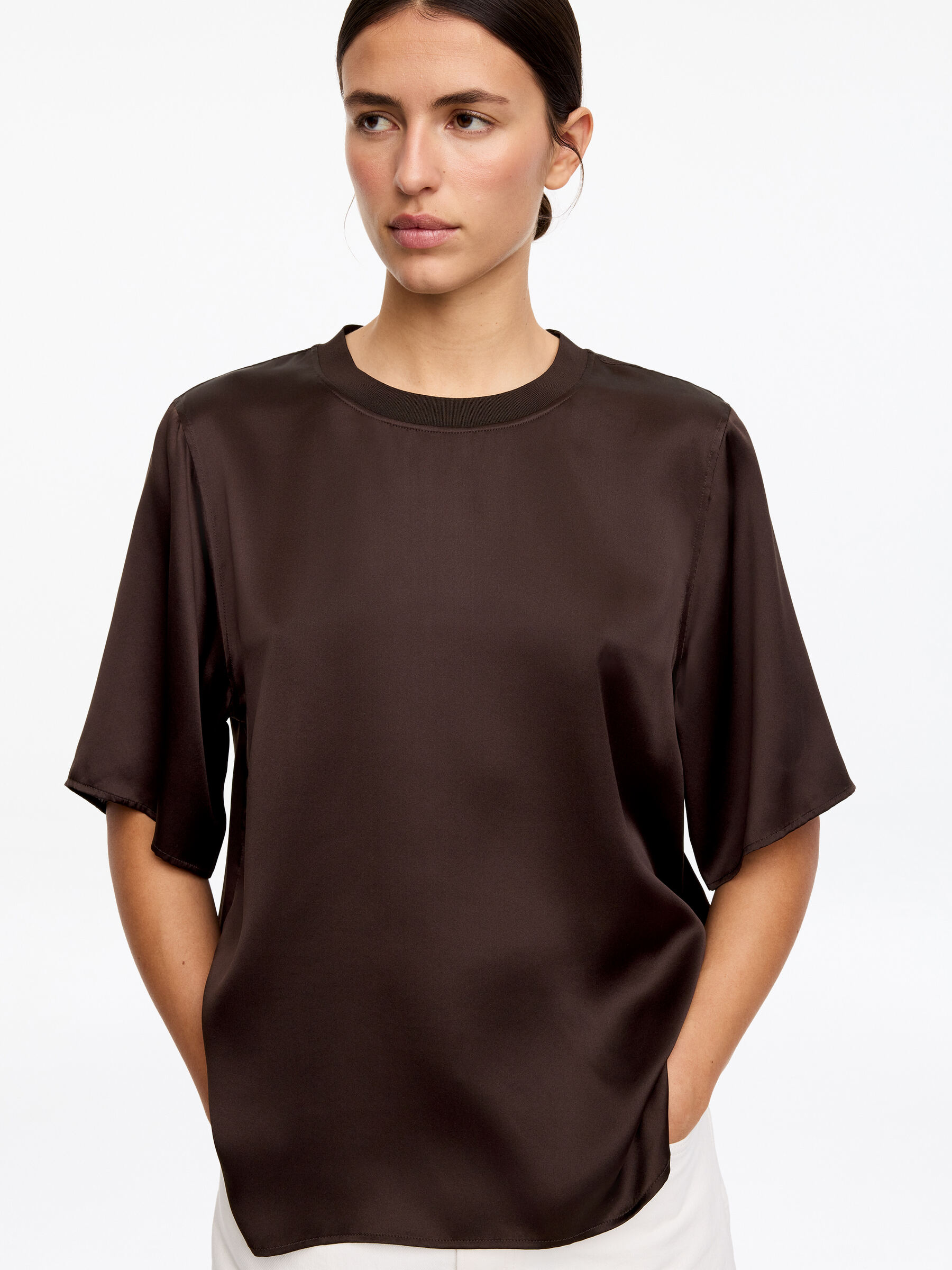 T-Shirt aus Seidensatin - Braun - Regular Fit - Women - StillMedia/Lookbook - 5