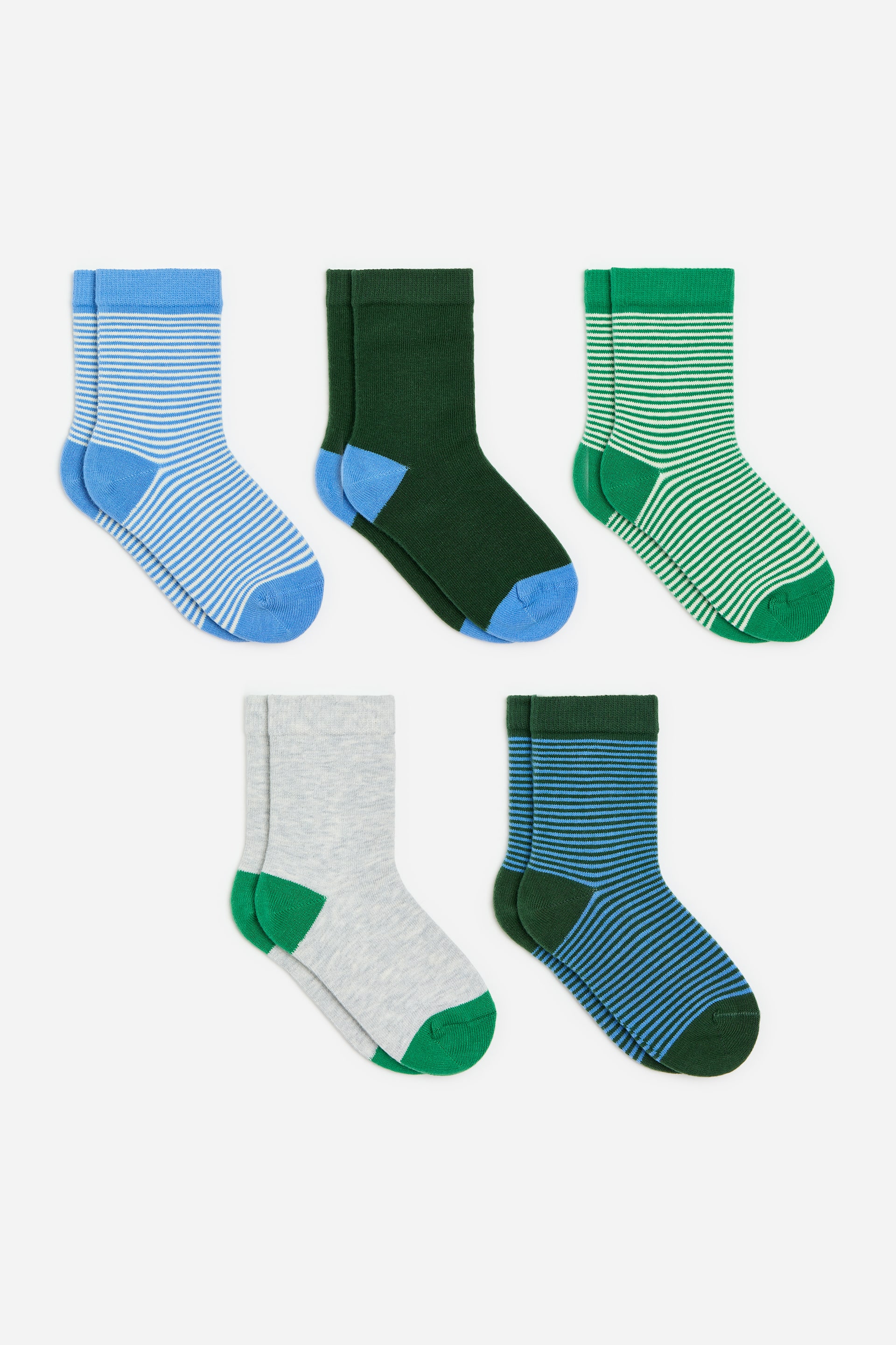 Größeres Bild ansehen: Fünf Paar Socken werden flach in zwei Reihen präsentiert und verfügen über gerippte Bündchen sowie kontrastierende Fersen und Zehen. Das Set umfasst drei gestreifte Paare in Hellblau, leuchtendem Grün und dunklem Blaugrün sowie ein einfarbiges dunkelgrünes Paar mit hellblauen Akzenten und ein hellgraues Paar mit grünen Akzenten.