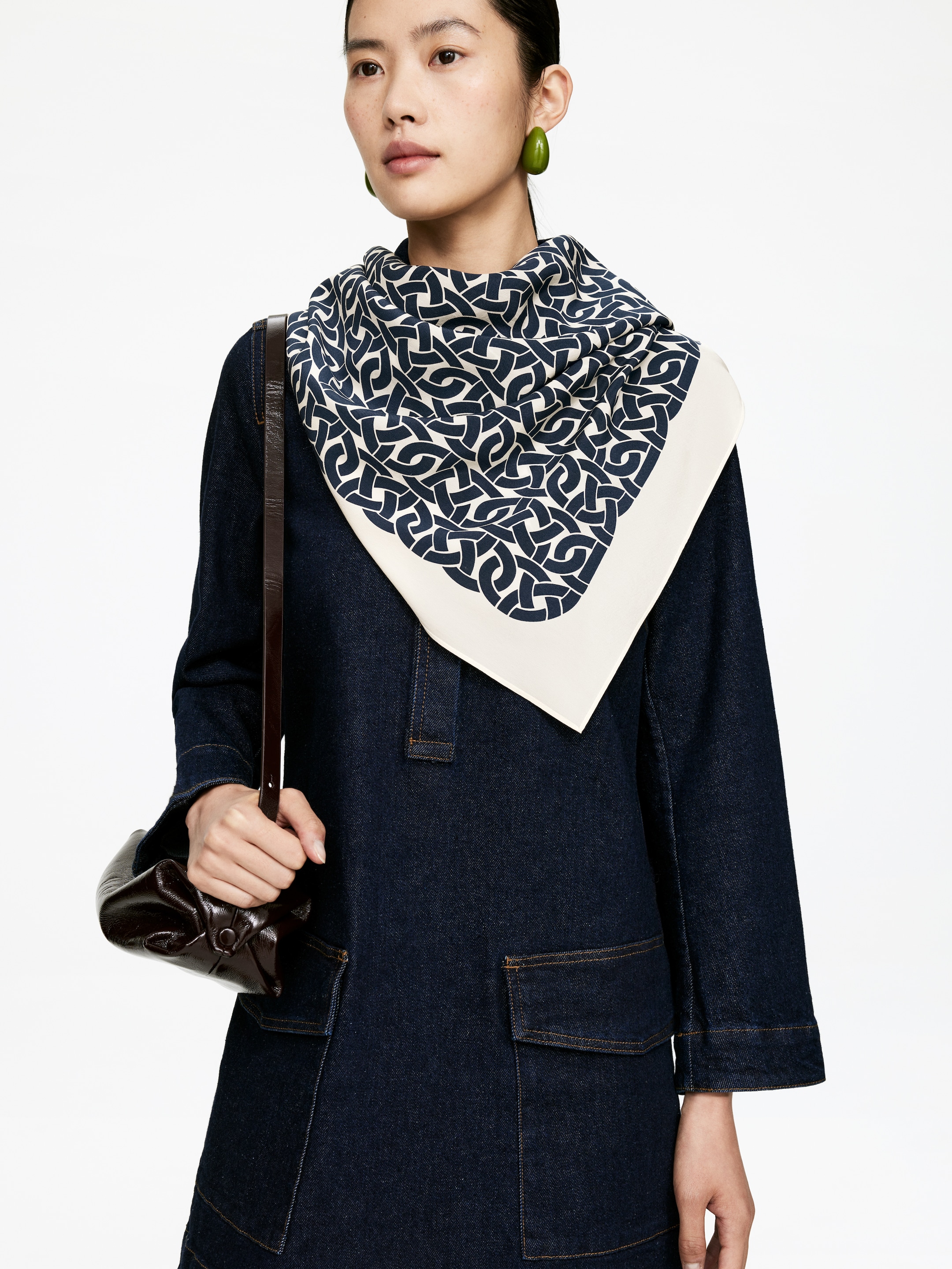 Zobrazit větší obrázek: Hedvábný šátek s potiskem - Bílá/Tmavě modrá - ŽENY | H&M CZ 1