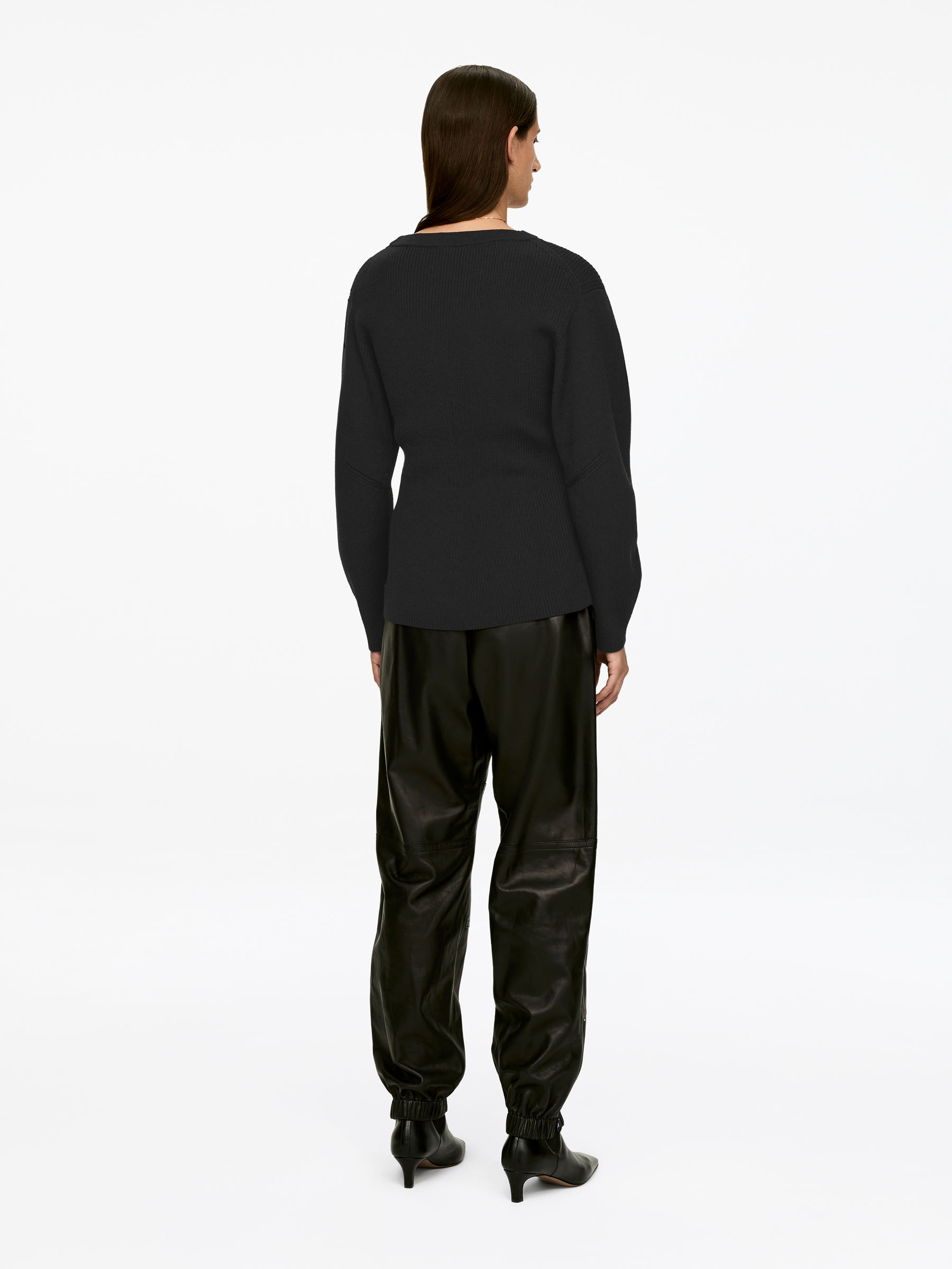 Pull à col V en laine et coton - Noir - Regular fit - Femme - StillMedia/Lookbook - 4