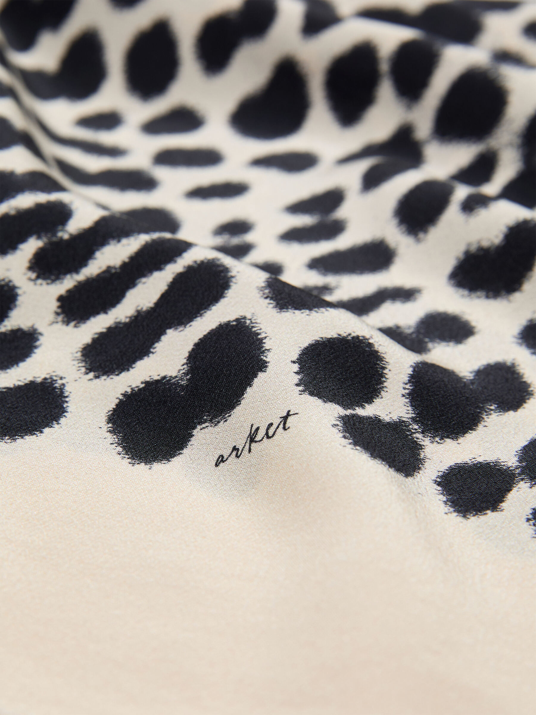 Scarf i sidencrêpe - Off-white - Women - StillMedia/DescriptiveDetail - 2