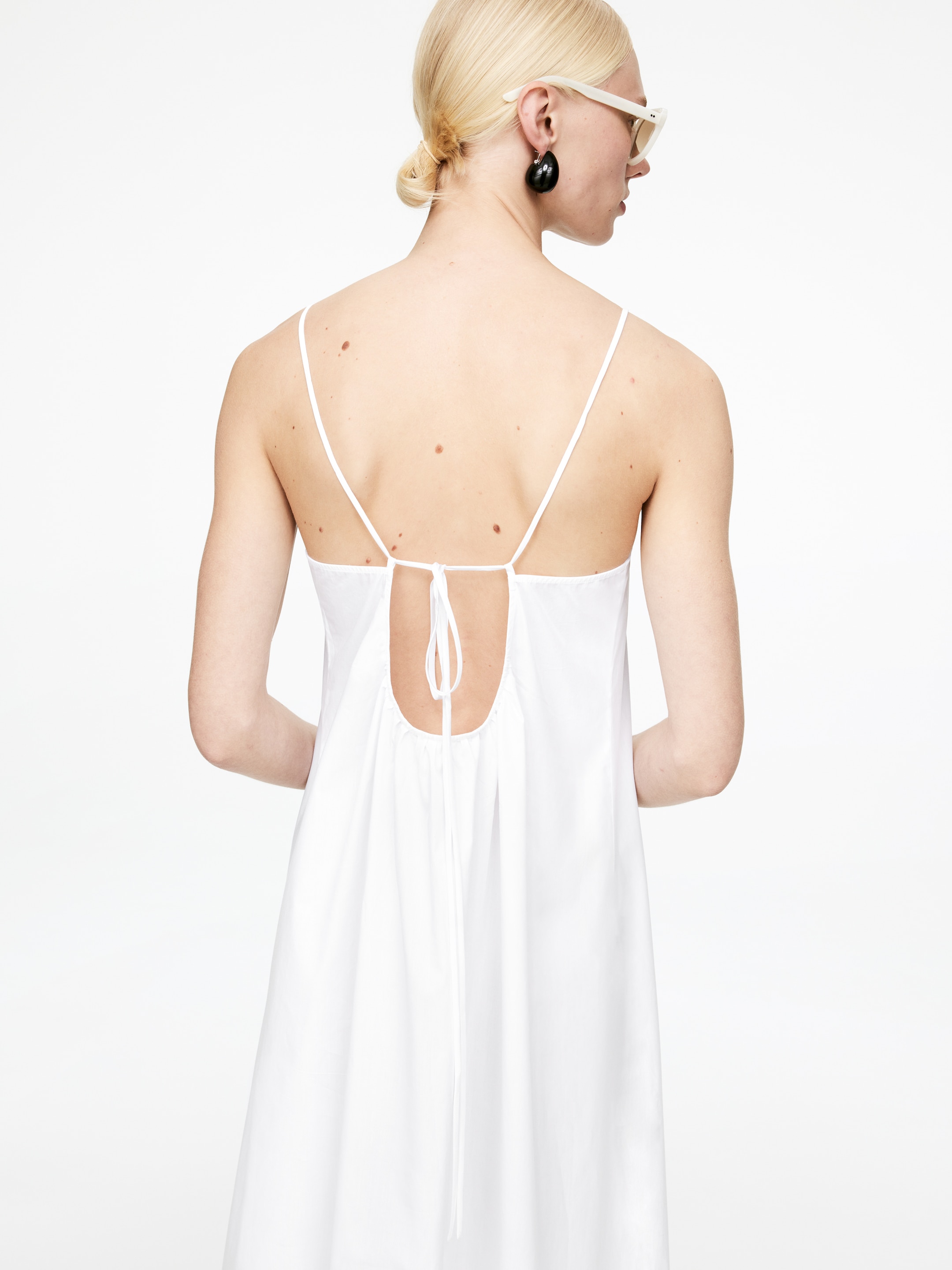 Näytä suurempi kuva: Takaa sidottava mekko - Valkoinen - NAISET | H&M FI 4