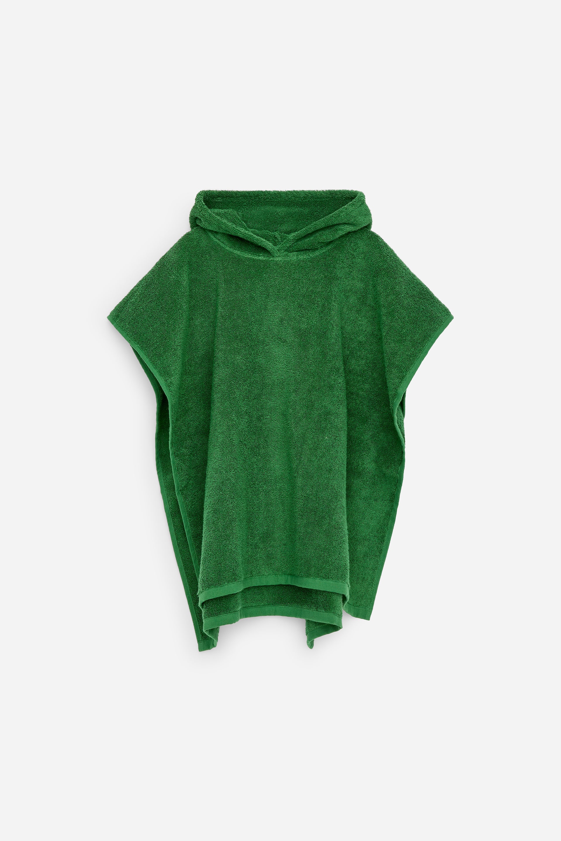 Zobraziť väčší obrázok: Zelený uterák s kapucňou, vyrobený z mäkkej froté látky, sa prezentuje prednou časťou s pončo dizajnom a pripevnenou kapucňou, bez viditeľných bočných švov.