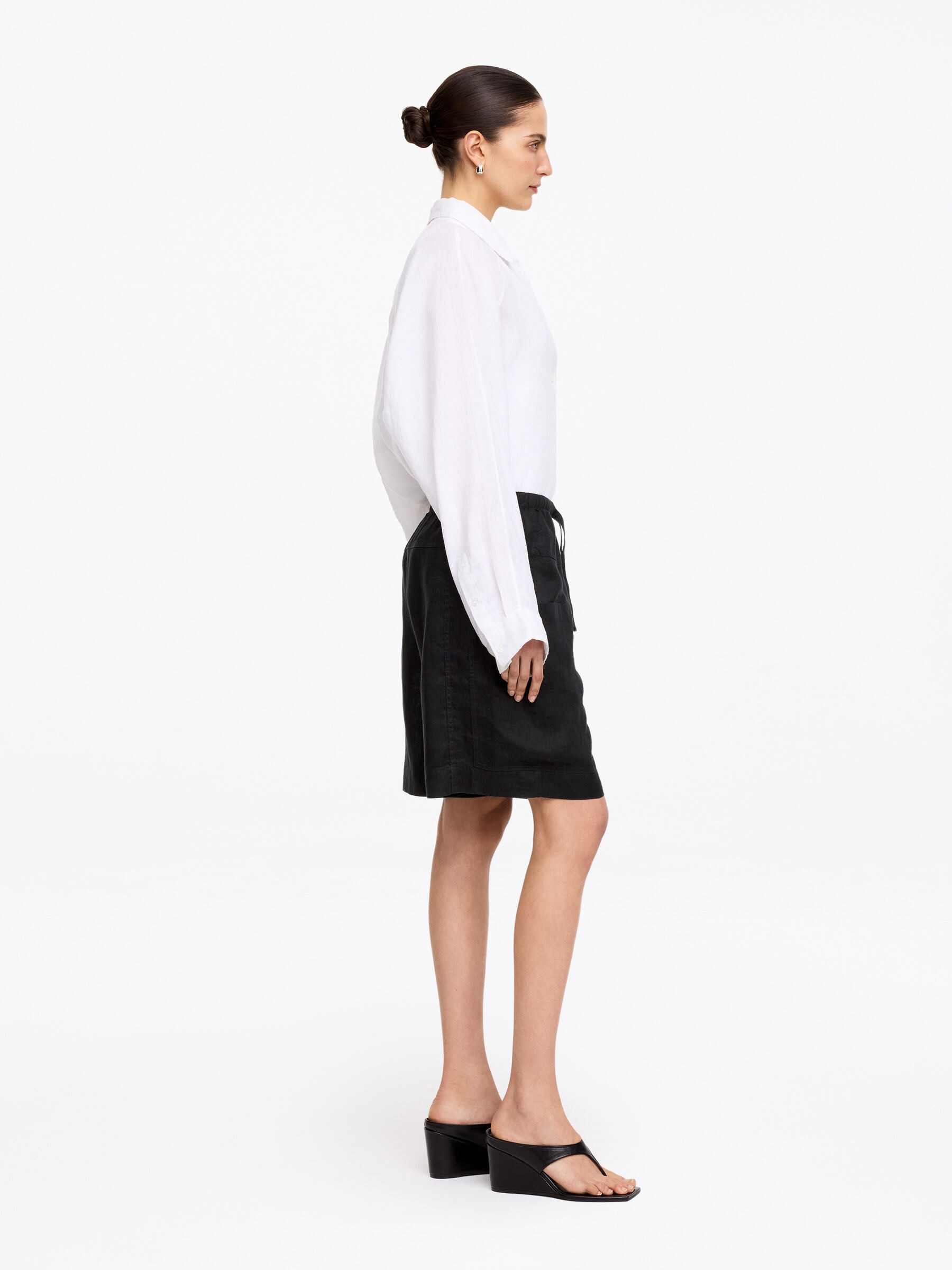 Linen Shorts - Black - Loose fit - Women - StillMedia/Lookbook - 3