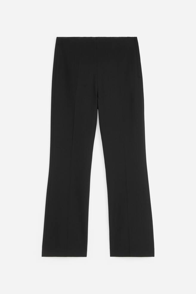 Diese schwarzen maÃgeschneiderten Hosen, von vorne gezeigt, zeichnen sich durch eine schmale Slim-Fit-Silhouette mit geradem Bein und scharfen BÃ¼gelfalten entlang jedes Beins aus. Die Hose prÃ¤sentiert einen sauberen, hoch geschnittenen Bund mit dezenten AbnÃ¤hern und einer nahtlosen Vorderseite. - 1