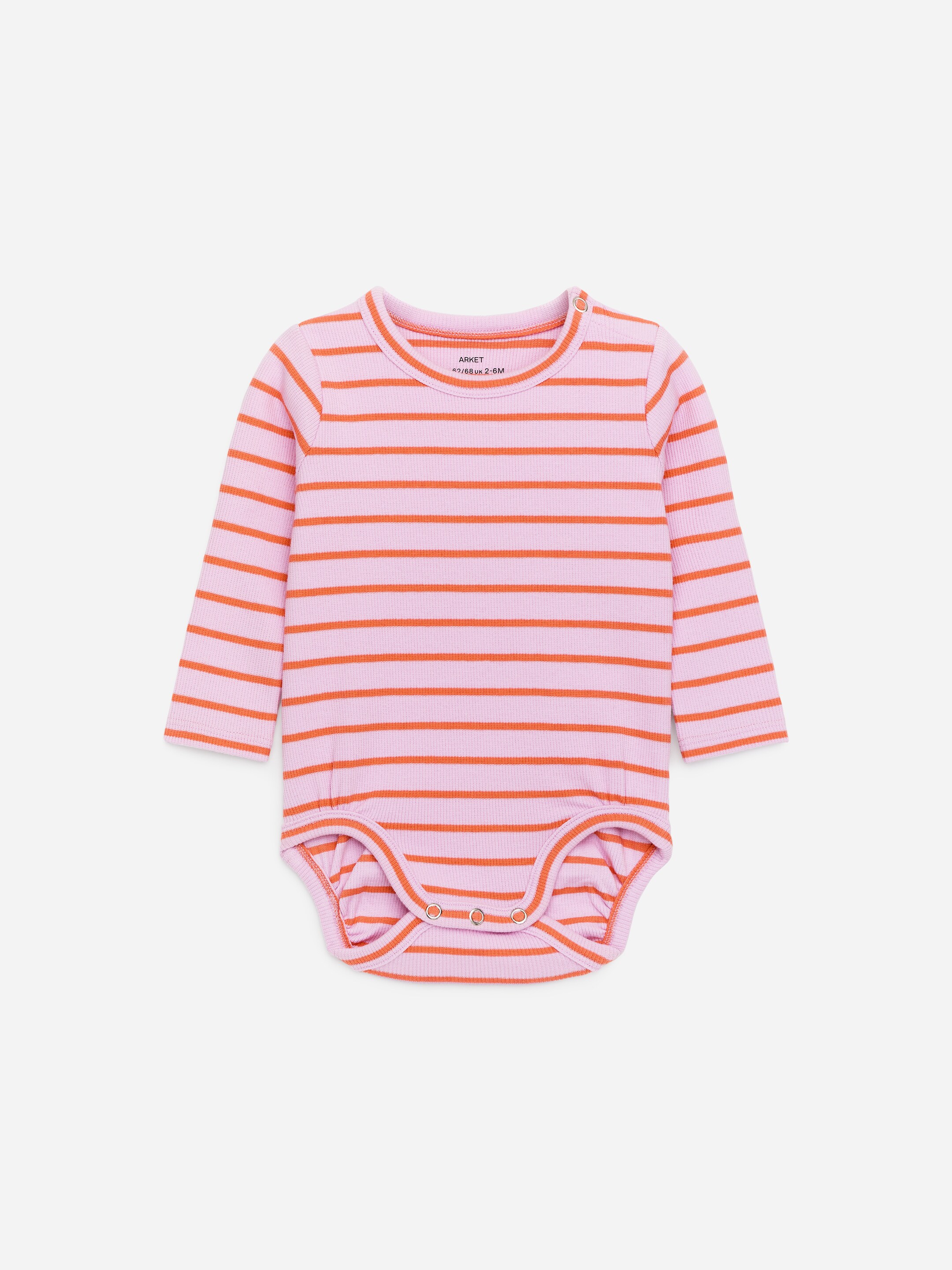 Agrandir l'image: Un body à manches longues, vu de face, met en valeur sa confection en jersey de coton côtelé rose à rayures horizontales orange. Des pressions sont visibles sur l'épaule gauche et trois autres sont présentes à l'entrejambe.