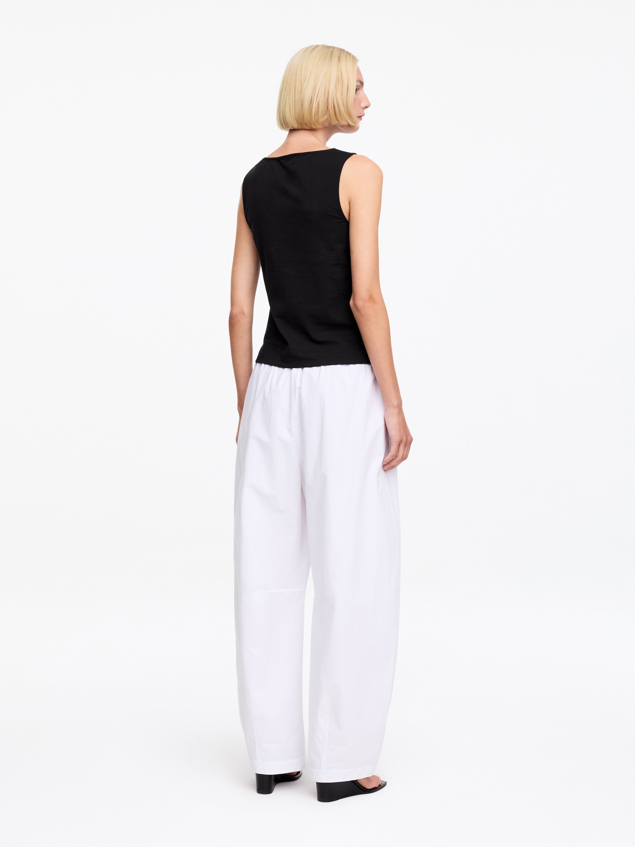 Boat Neck Tank Top - Black - Slim fit - Women - StillMedia/Lookbook - 9
