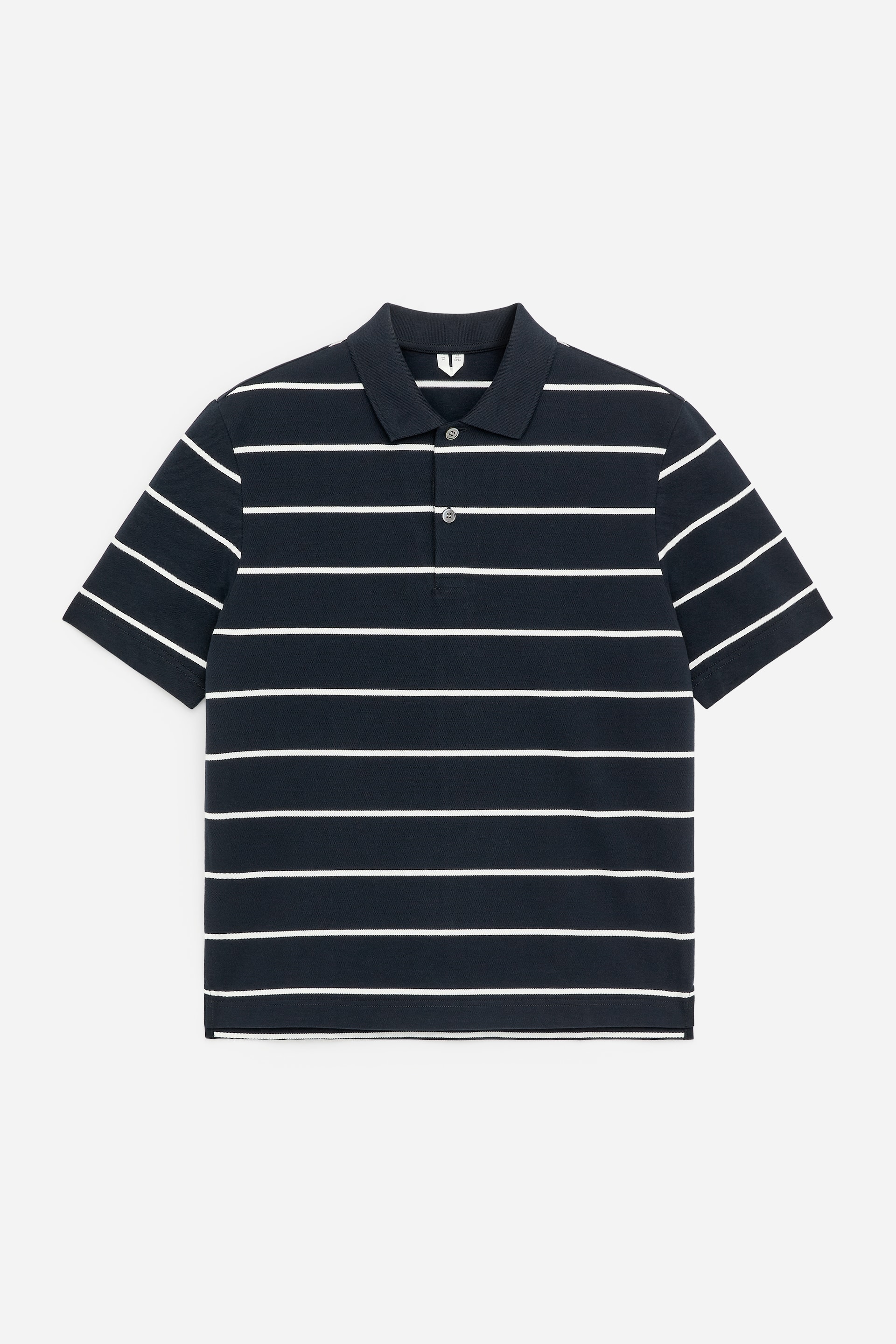 Visualizza immagine più grande: Una polo blu navy con righe orizzontali bianche è distesa piatta e rivolta in avanti. Presenta un colletto a punta, un'abbottonatura a due bottoni con bottoni scuri e maniche corte.
