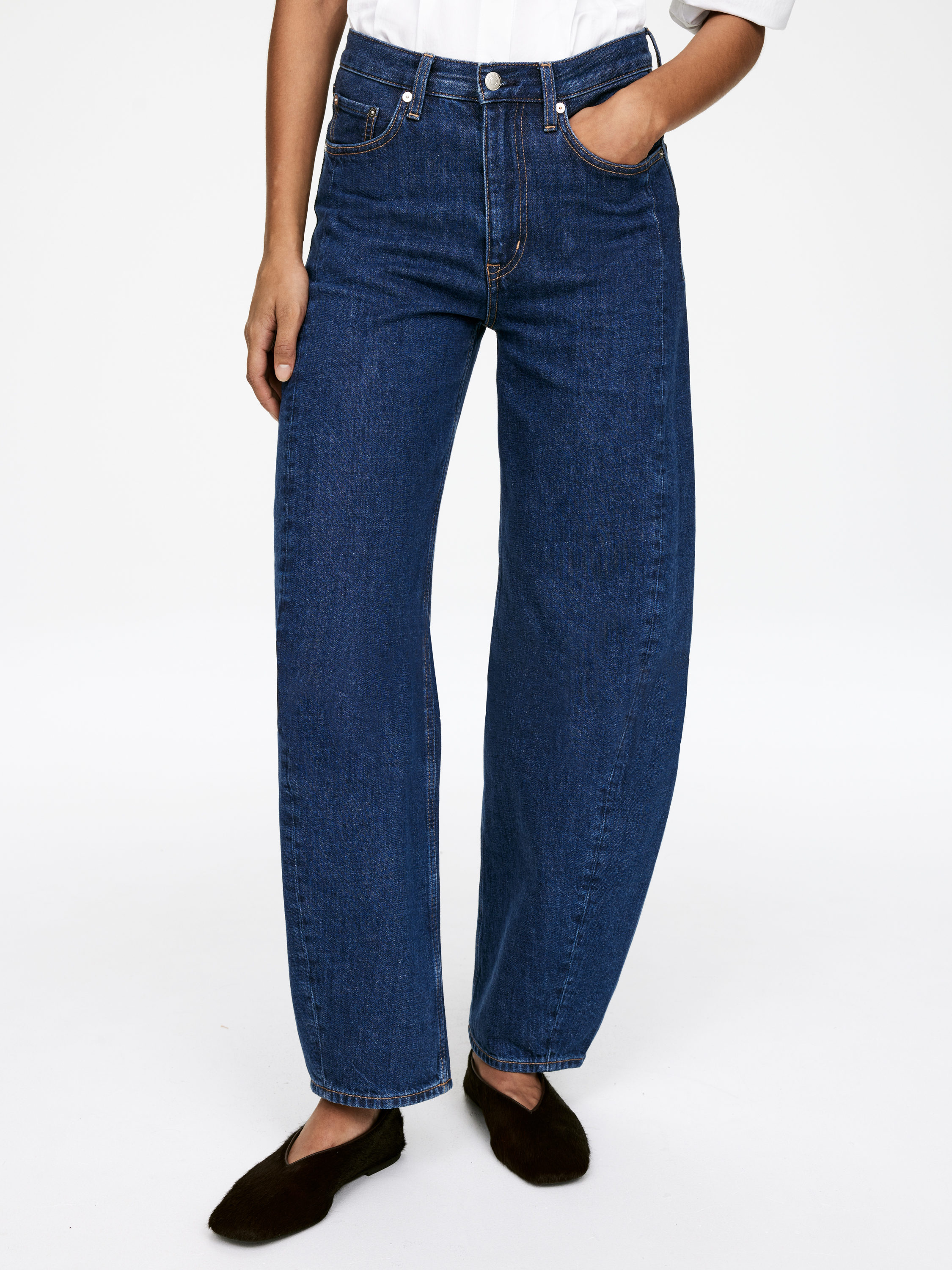 BLOOM Barrel Jeans - Blue - Relaxed fit - Women - StillMedia/Lookbook - 6