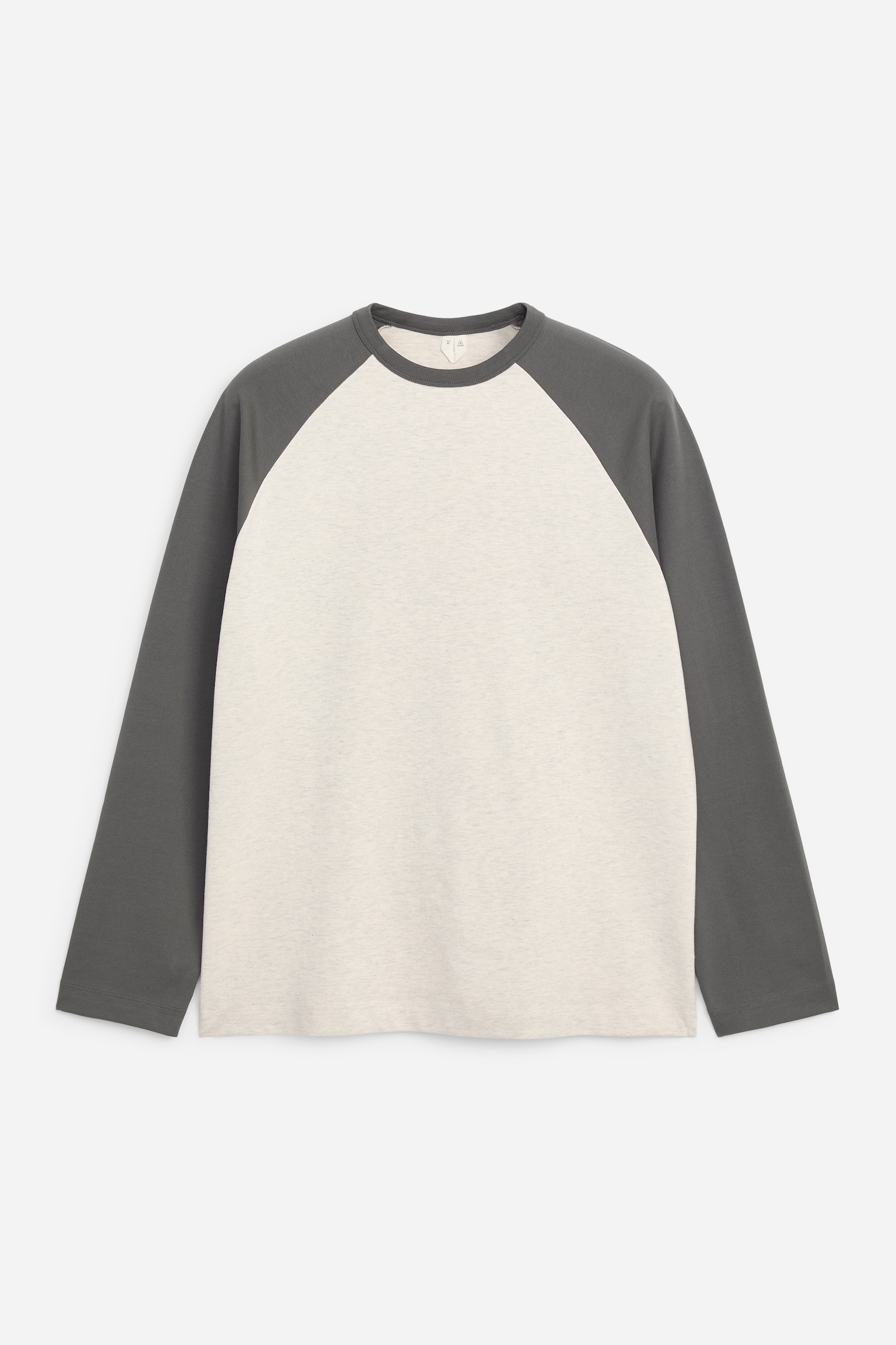 Vue de face dâun T-shirt de baseball présentant un design classique à blocs de couleurs, avec un corps texturé gris clair et des manches raglan longues gris foncé contrastantes. Le T-shirt comporte un col rond en bord-côte gris foncé assorti et un ourlet droit. - 1