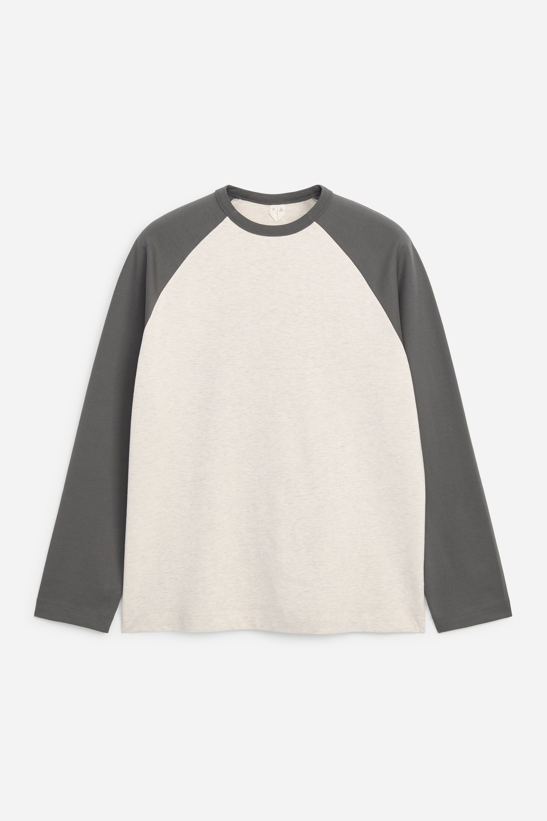 Größeres Bild ansehen: Eine Vorderansicht eines Baseball-T-Shirts zeigt ein klassisches Colour-Blocking-Design mit einem hellgrau strukturierten Körper und kontrastierenden dunkelgrauen langen Raglanärmeln. Das Shirt verfügt über einen passenden dunkelgrauen gerippten Rundhalsausschnitt und einen geraden Saum.