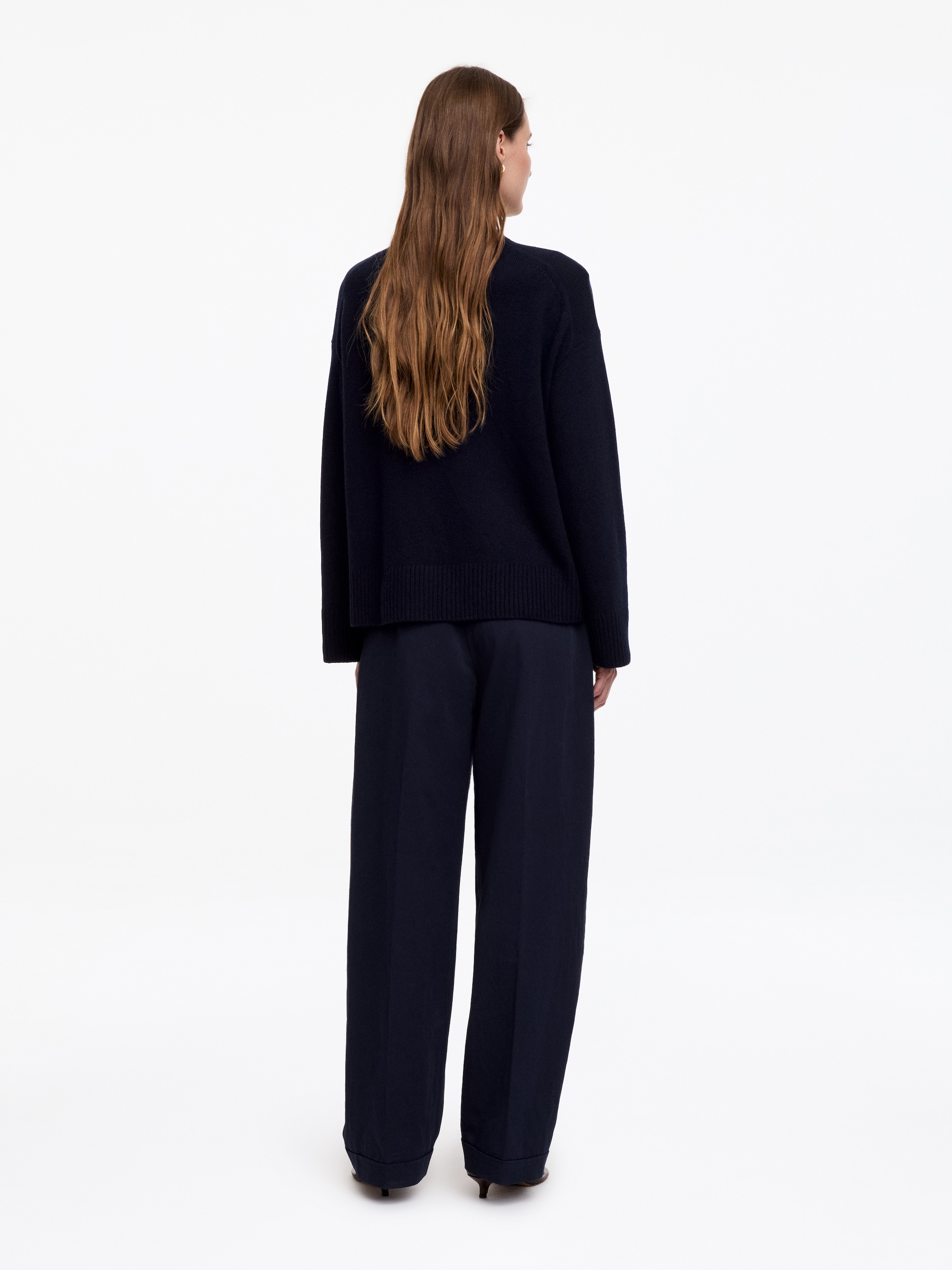 Oversized Pure Cashmere Jumper​ - Dark Blue - Relaxed fit - women - StillMedia/Lookbook - 2