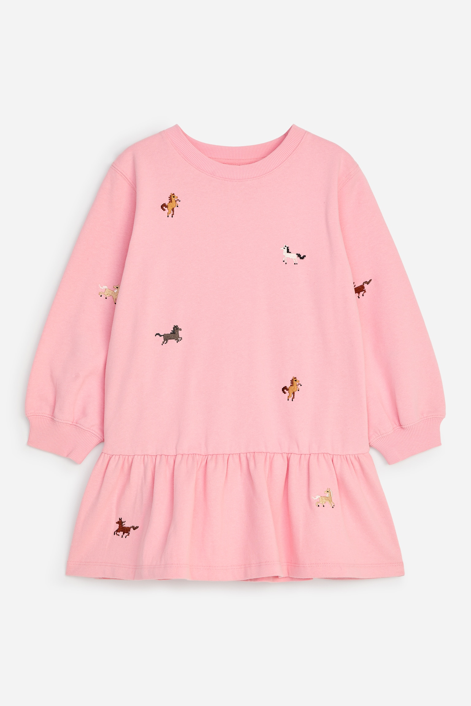 Une robe style sweat-shirt rose est prÃ©sentÃ©e de face, avec une coupe dÃ©contractÃ©e, des Ã©paules tombantes, un col rond cÃ´telÃ© et des poignets cÃ´telÃ©s. La robe est dÃ©corÃ©e de petits motifs de chevaux brodÃ©s, dissÃ©minÃ©s Ã§Ã  et lÃ , et prÃ©sente un pan de jupe froncÃ© et volantÃ© sous la taille.