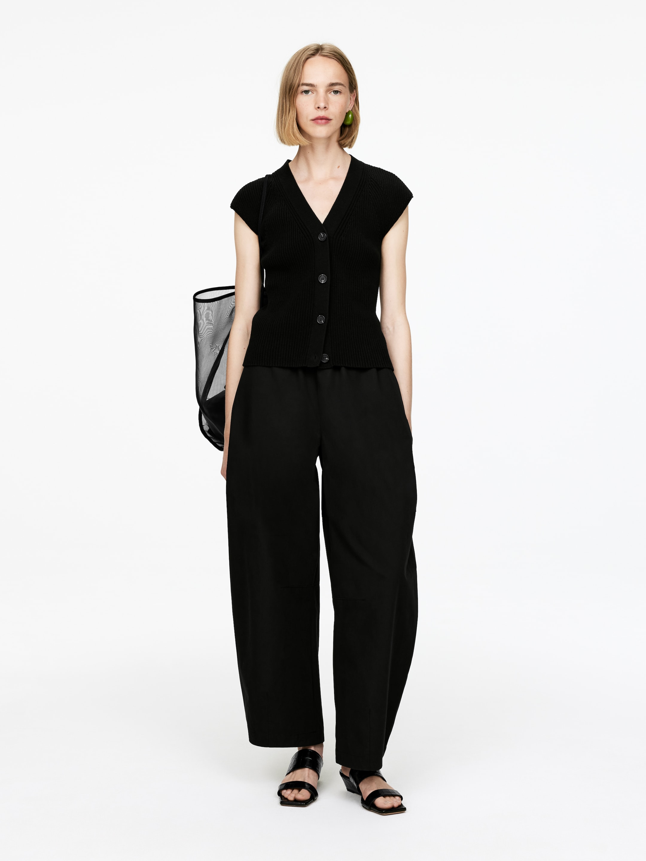 Visualizza immagine più grande: Sandali con fasce e cinturino in pelle - Nero - DONNA | H&M IT 1