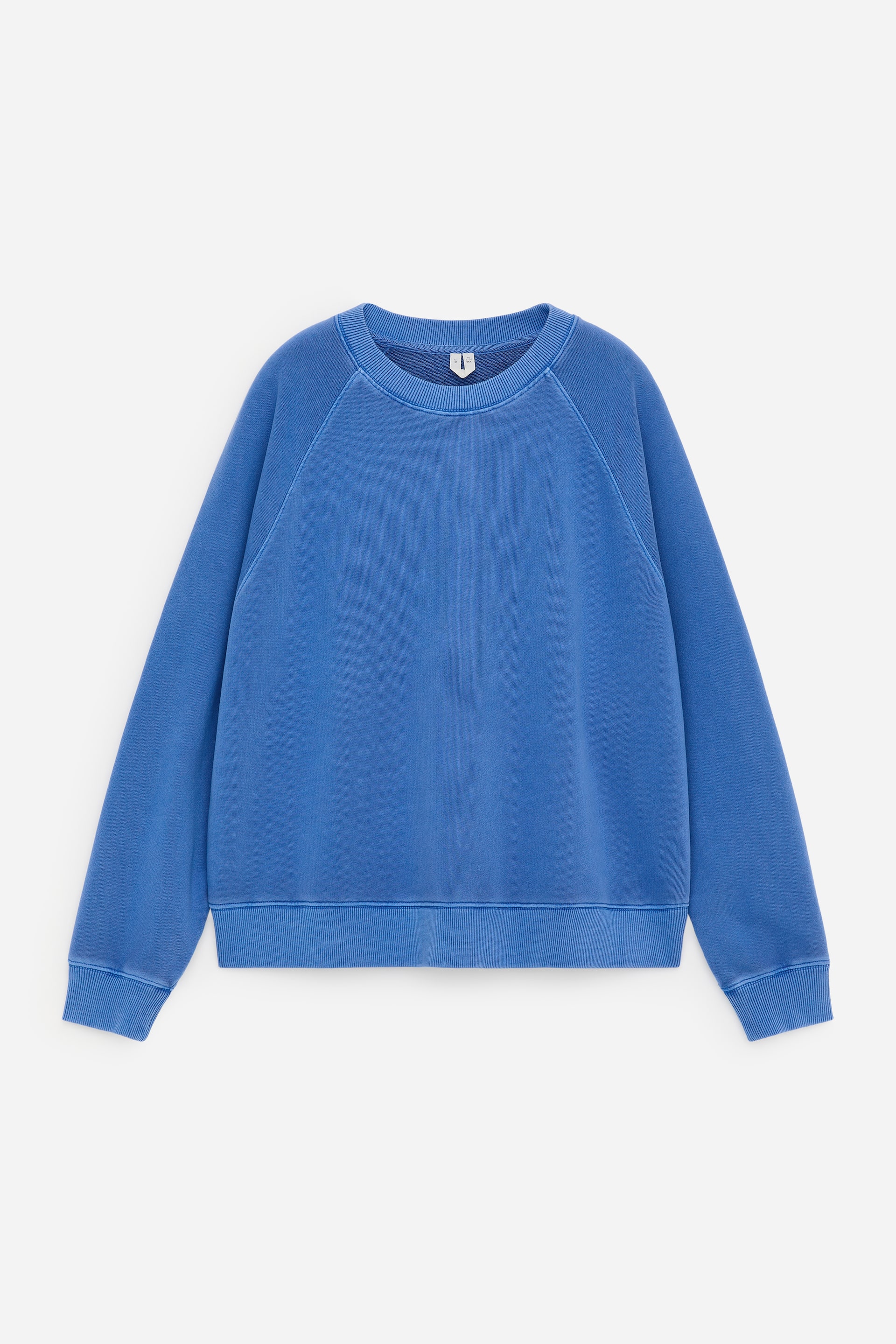 Zobacz większy obraz: Bluza z okrągłym dekoltem w wyblakłym średnim odcieniu niebieskiego, prezentowana z PRZODU, z raglanowymi rękawami oraz prążkowanymi wykończeniami przy kołnierzu, mankietach i dolnym brzegu.