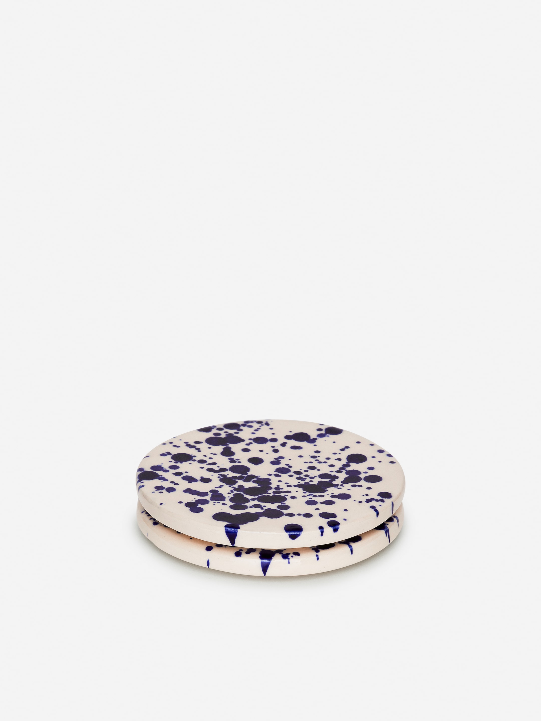 Visa större bild: Glasunderlägg i stengods, 2-pack - Offwhite/blå fläckar - Home All | H&M SE 1