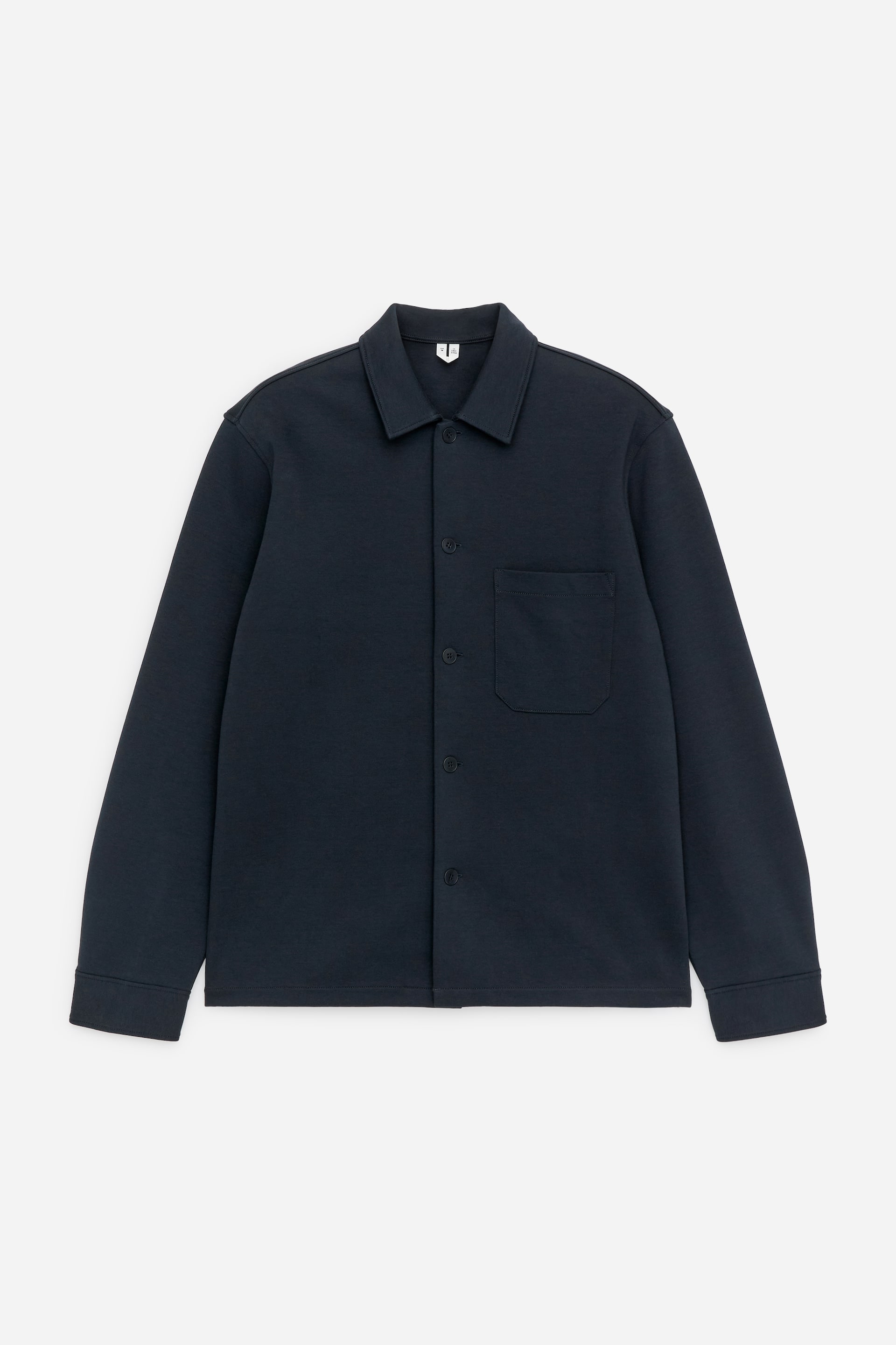 Visualizza l'immagine ingrandita: Una camicia overshirt in jersey di cotone blu scuro è presentata dal FRONTE, tagliata per una vestibilità regolare. Presenta un colletto classico, una chiusura frontale con bottoni scuri e una singola tasca applicata sul petto sinistro.