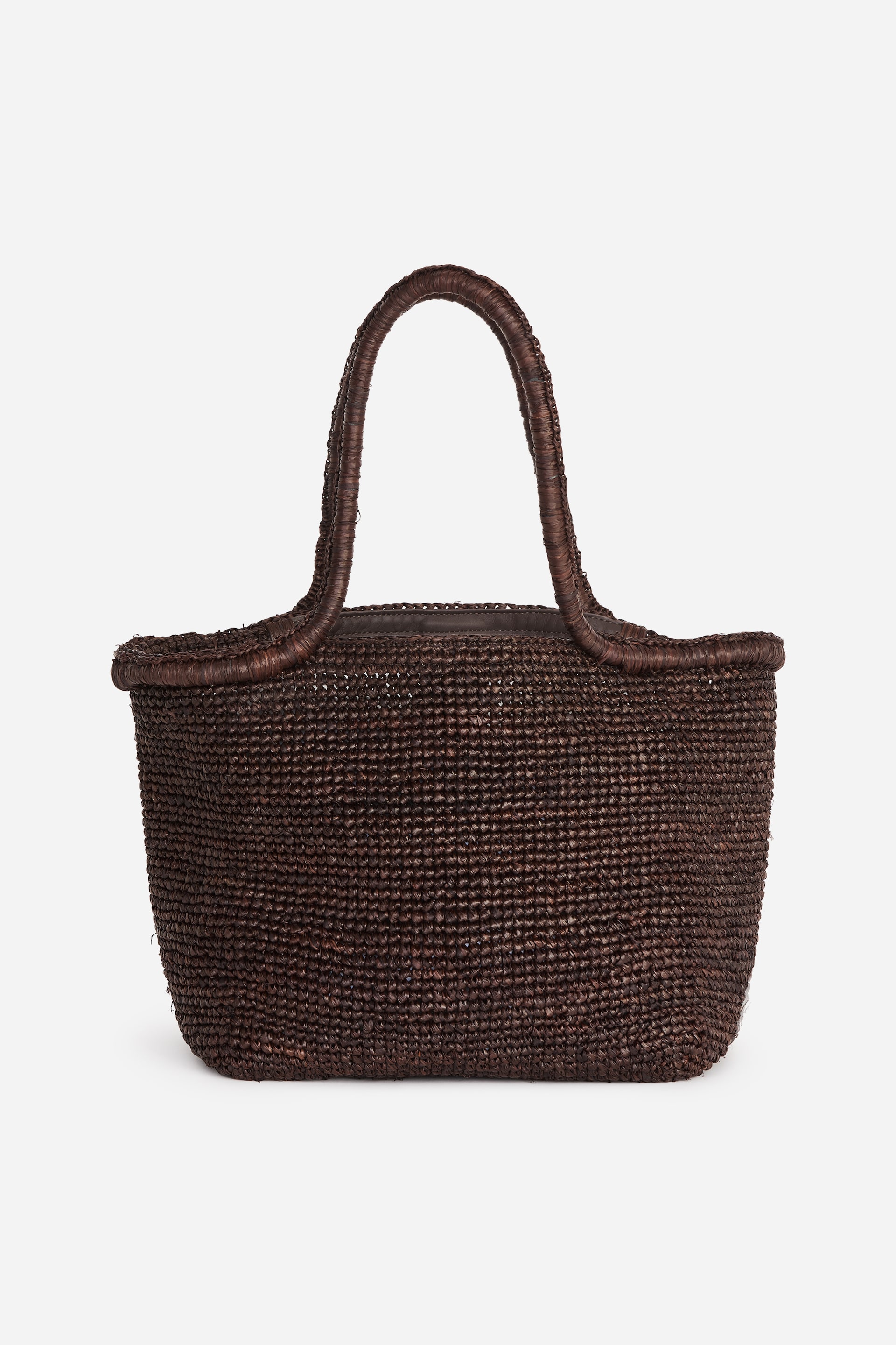 Agrandir l'image: Un sac tissé brun foncé est présenté de face, mettant en valeur une construction texturée, semblable à un panier. Deux poignées courbées, fabriquées dans le même matériau foncé, s'élèvent de son bord supérieur.